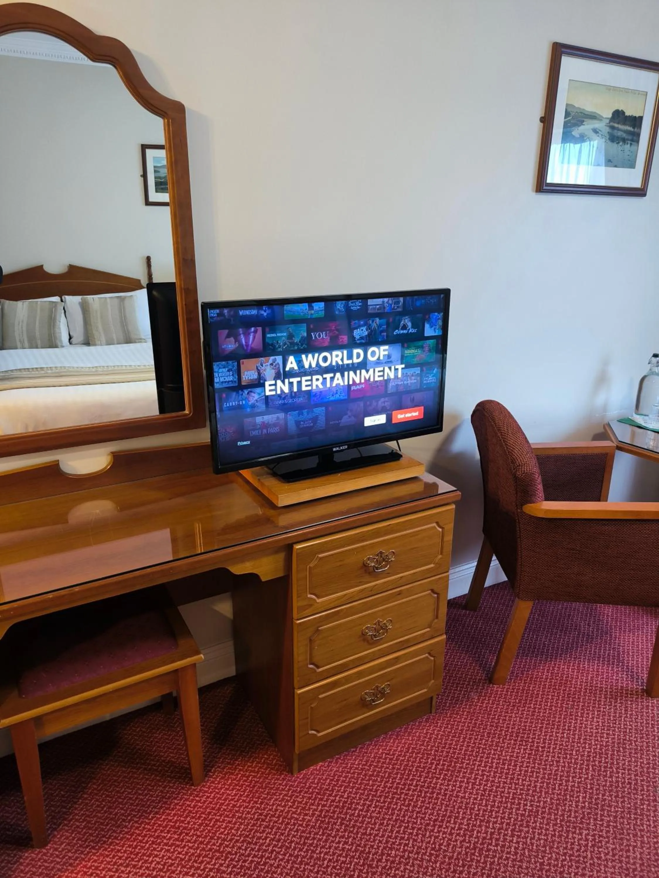 TV and multimedia, Bed in Rhu Glenn Hotel