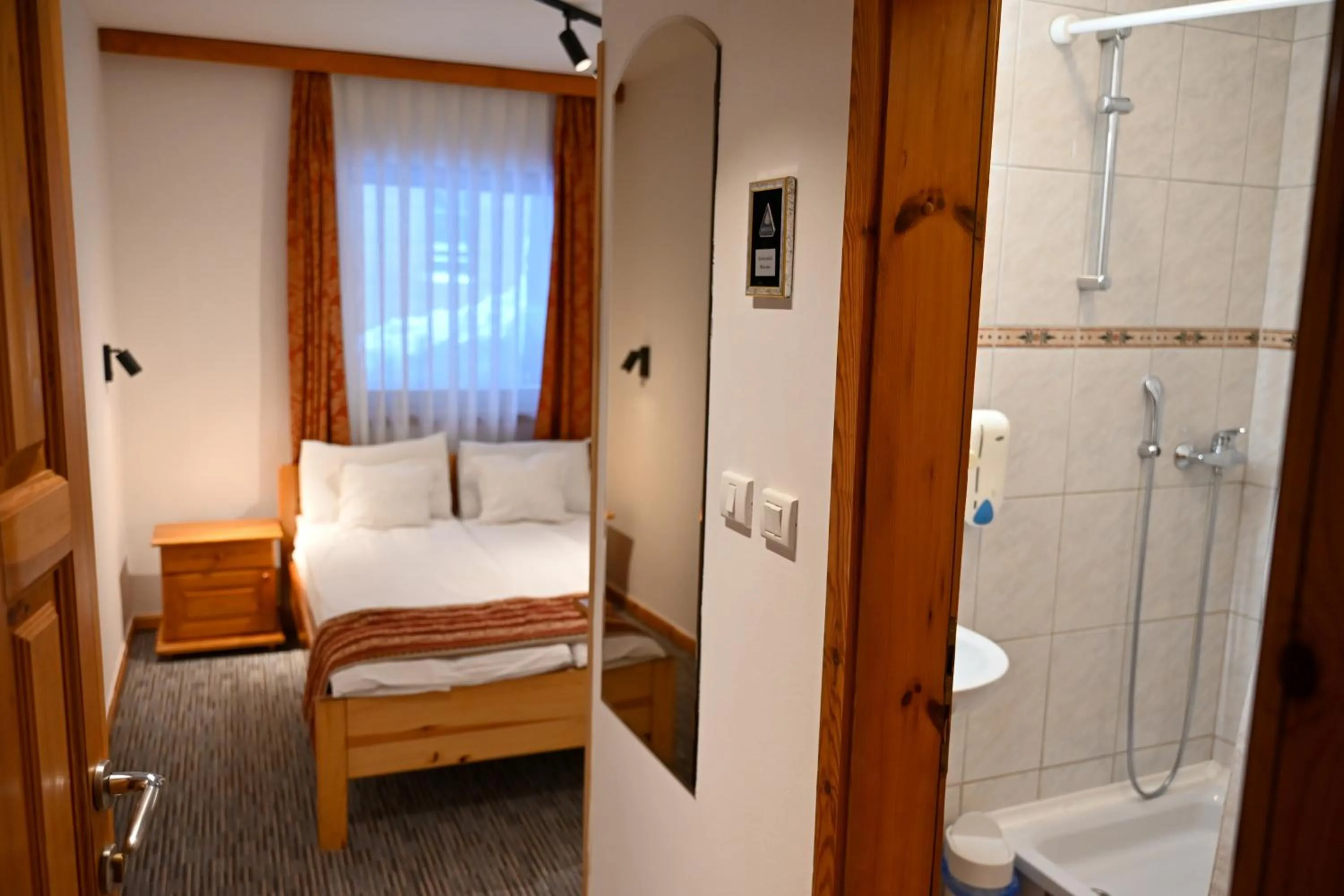 Shower, Bed in Hotel Kristal