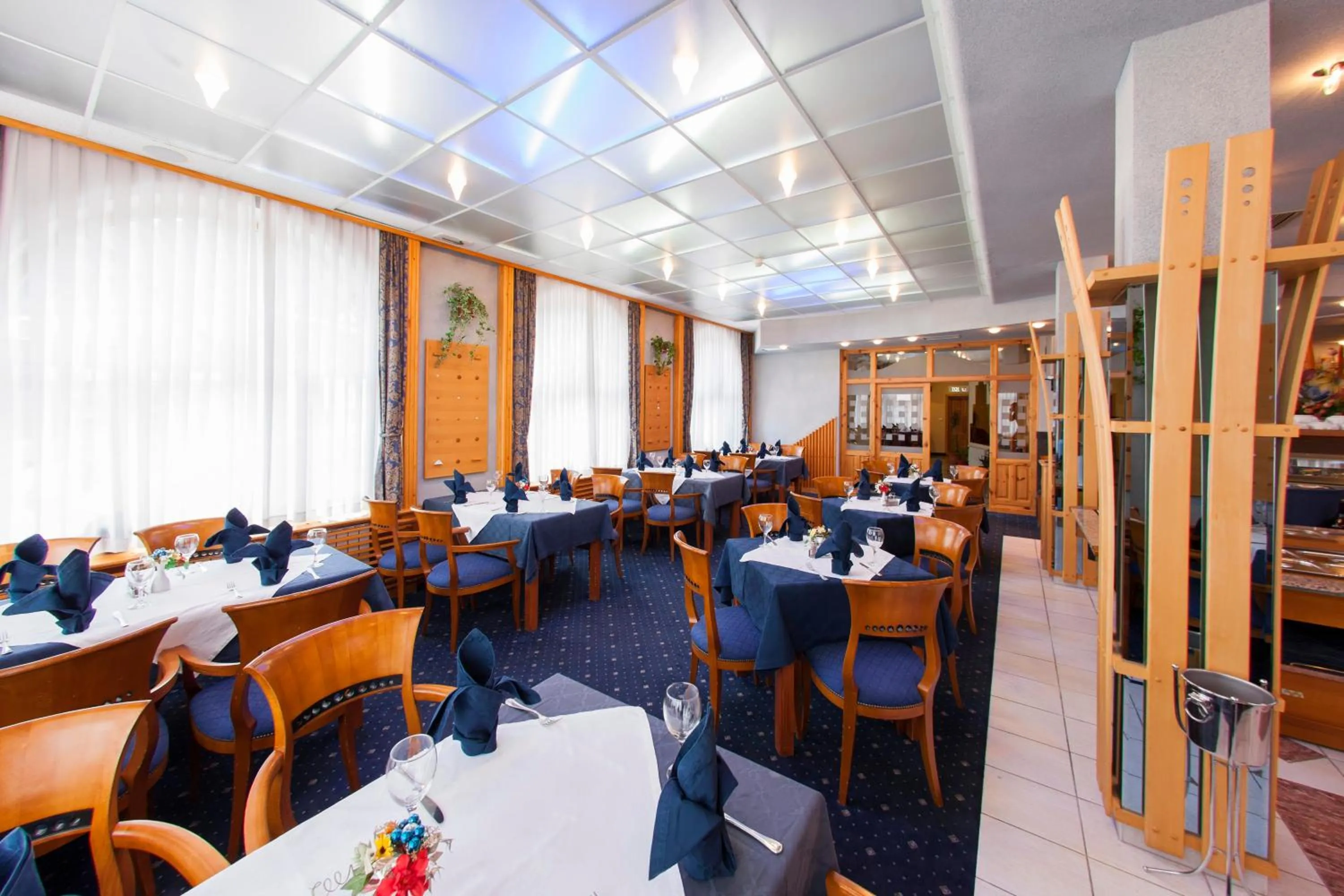 Restaurant/places to eat in Hotel Kristal