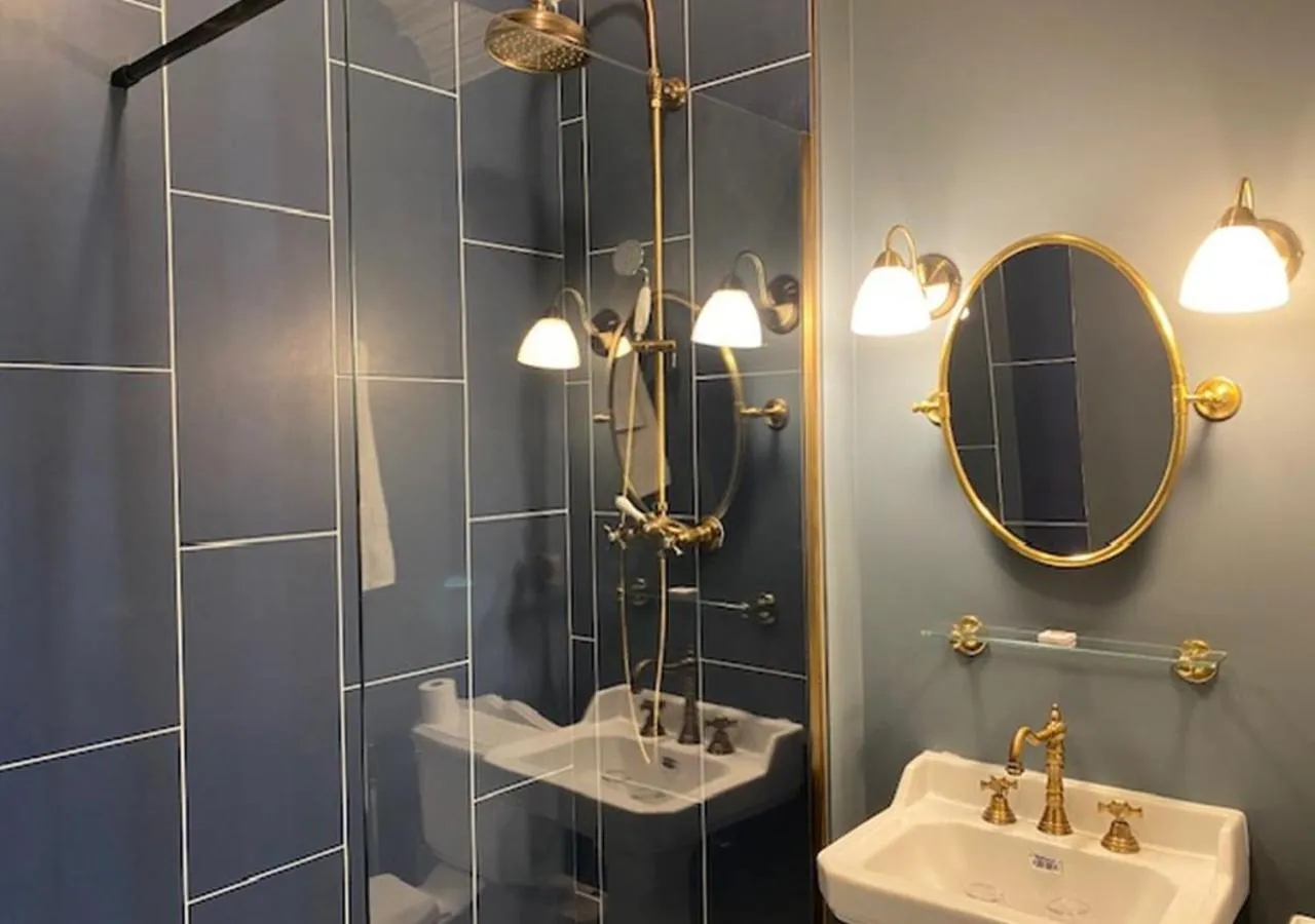 Shower in Château d'Ermenonville