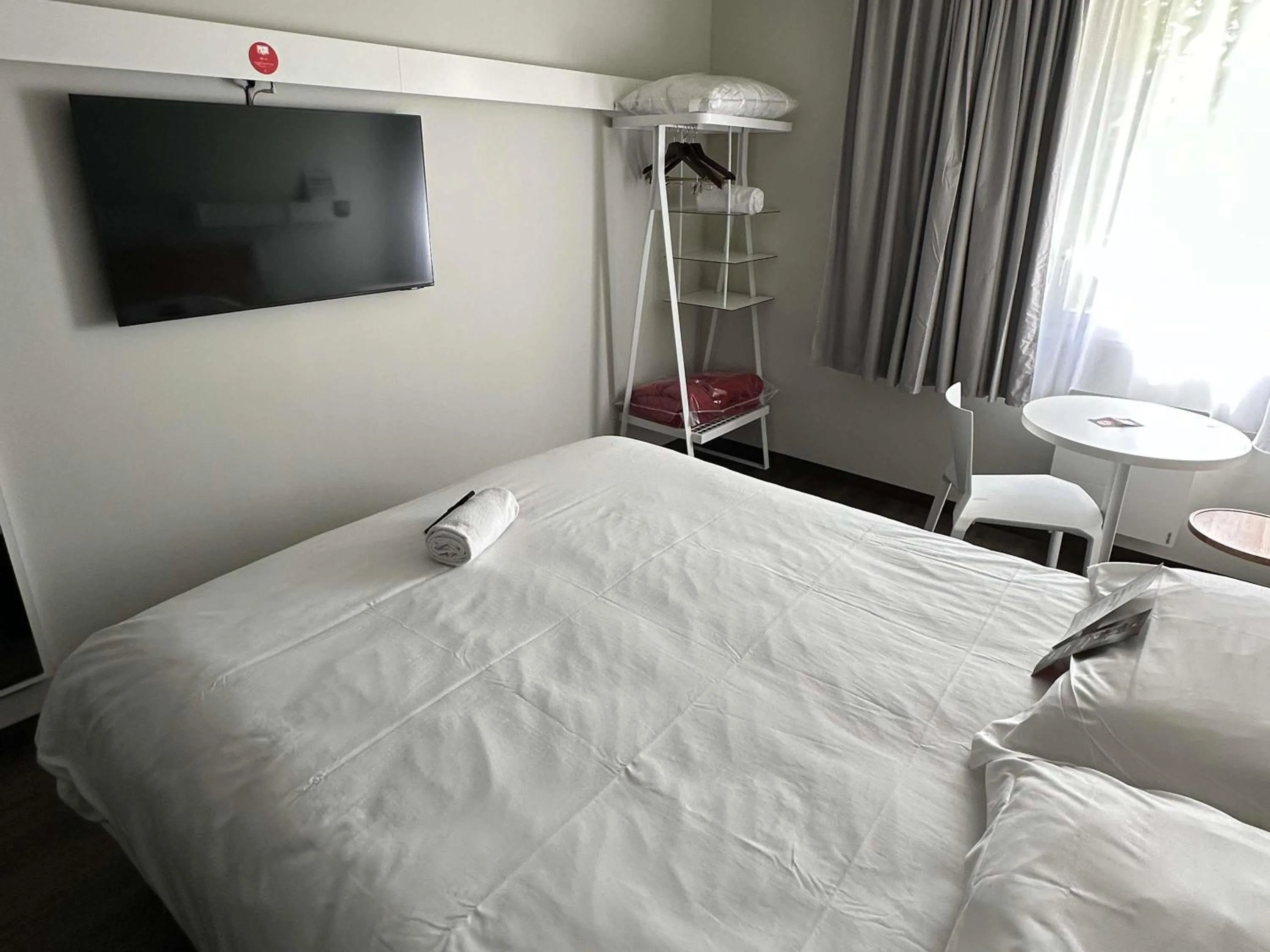 Bedroom, Bed in ibis Abbeville