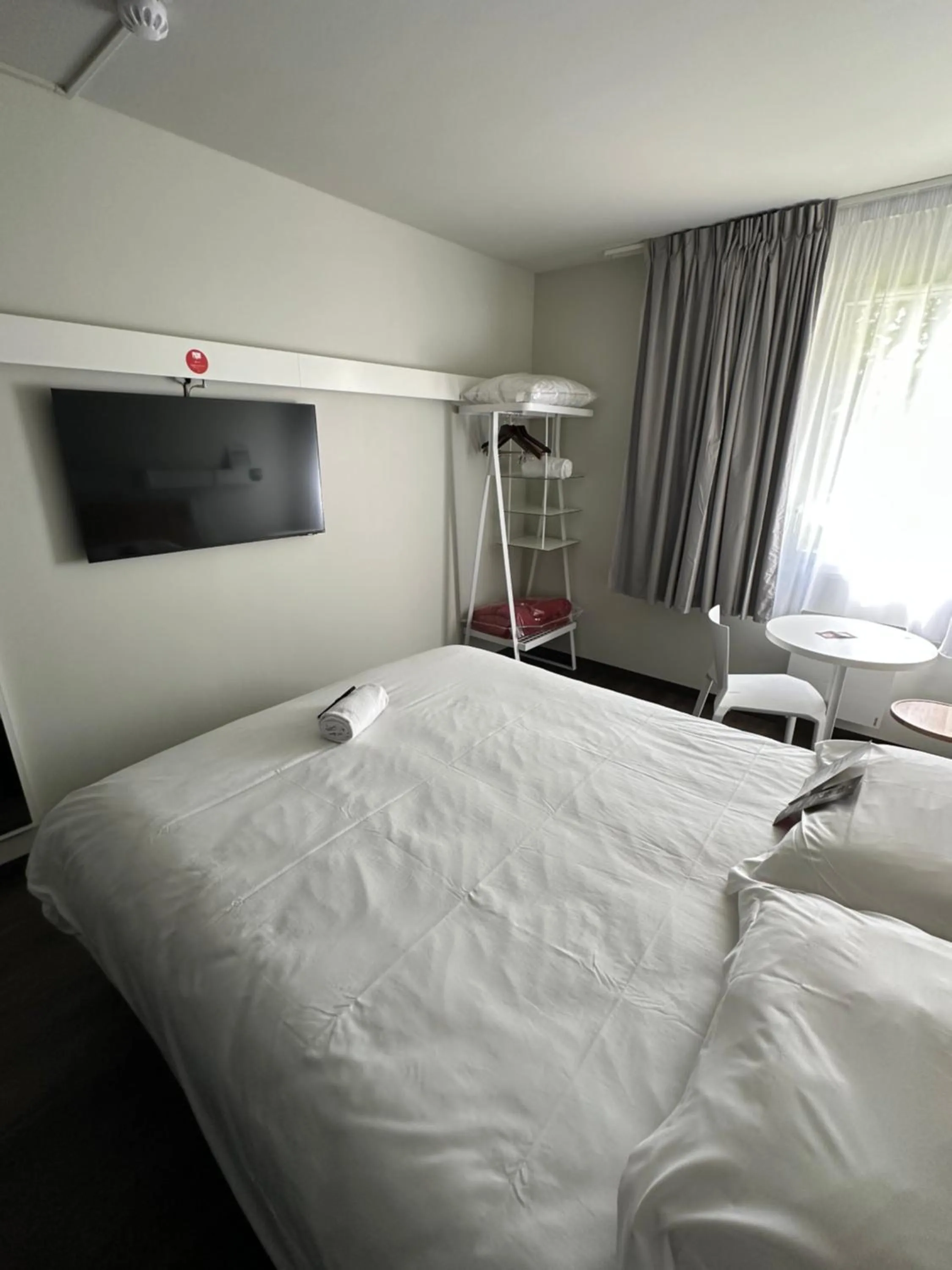 Photo of the whole room, Bed in ibis Abbeville