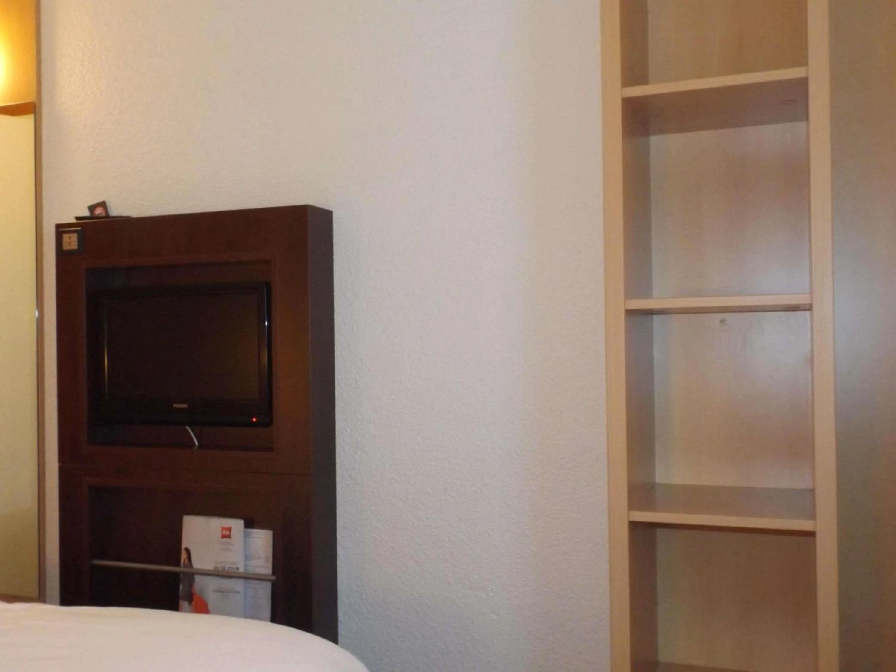 Bedroom, Bed in ibis Abbeville