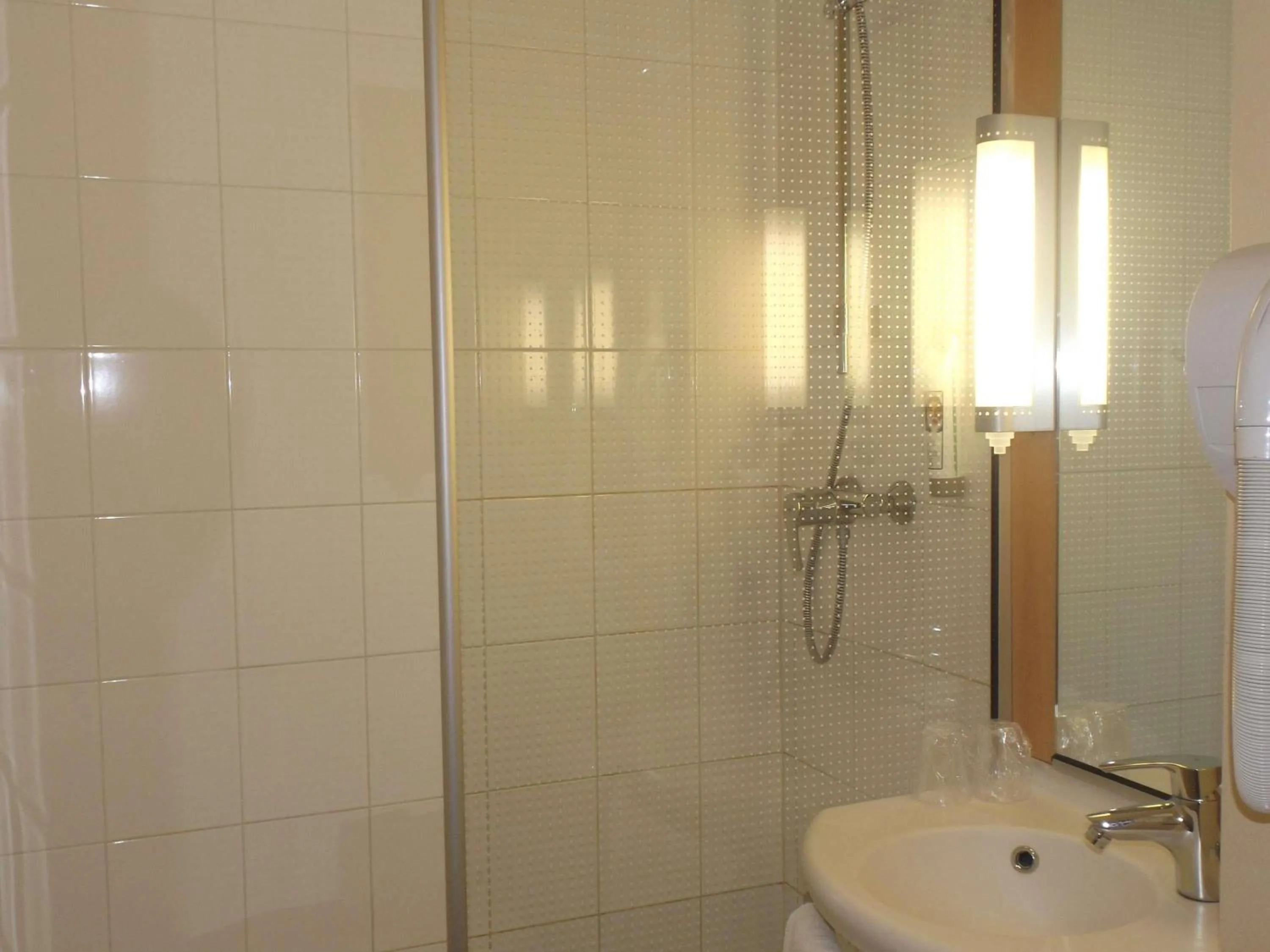 Bedroom in ibis Abbeville