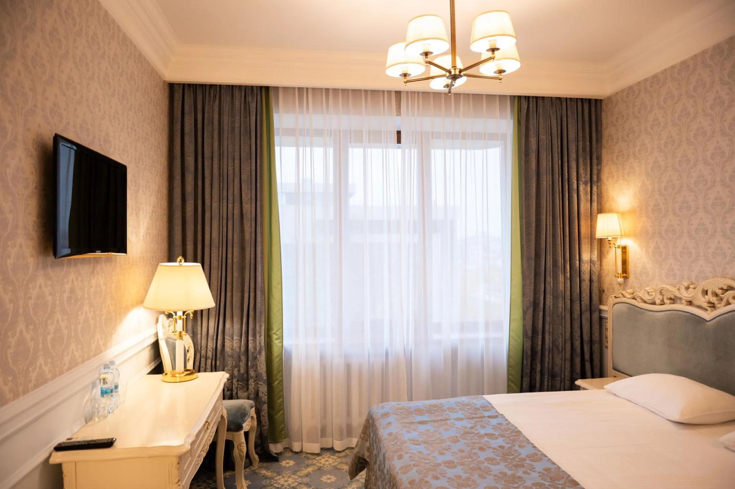 Communal lounge/ TV room, Bed in Olympic Hotel