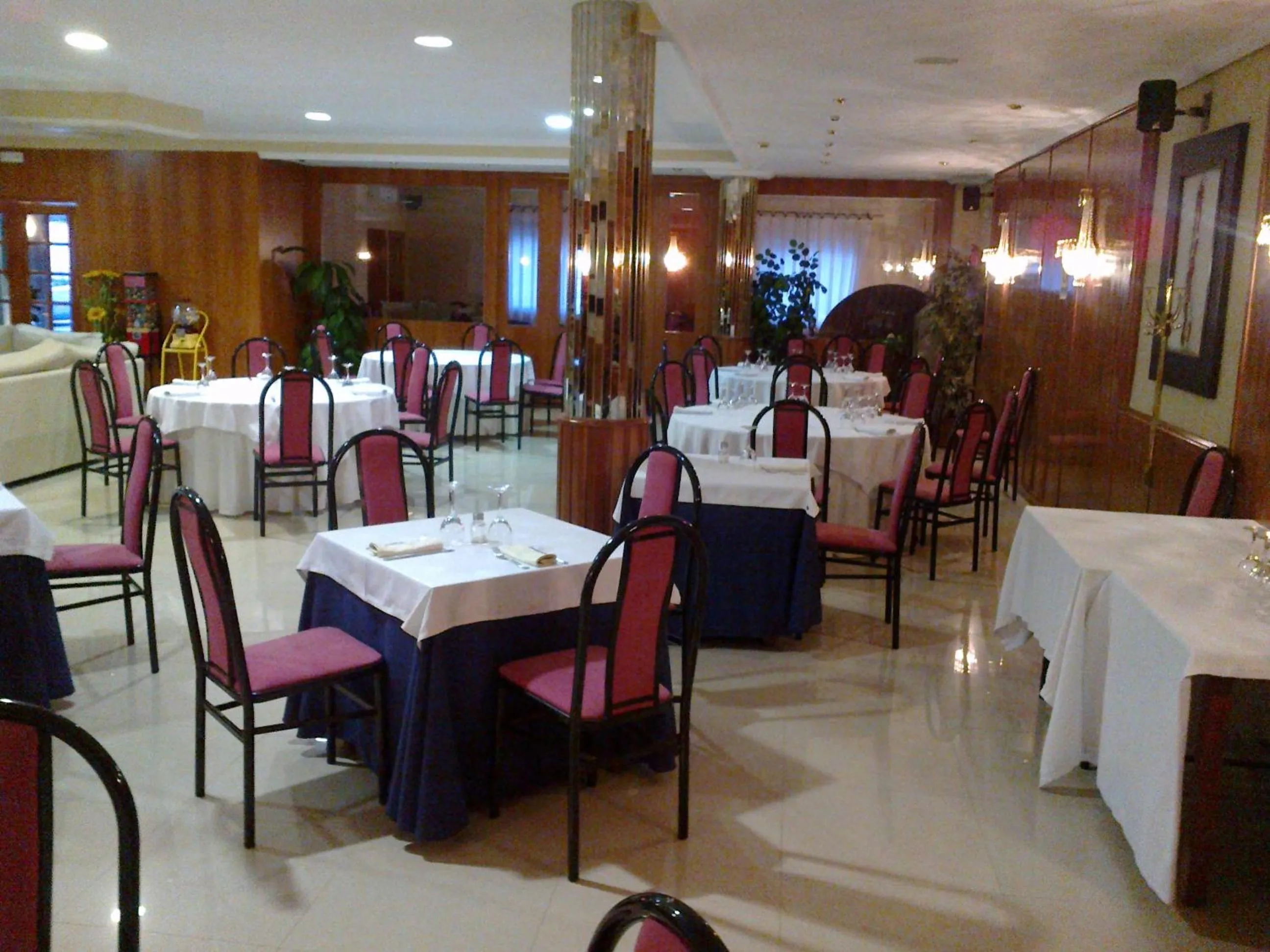 Restaurant/places to eat in Hotel Anabel Baza