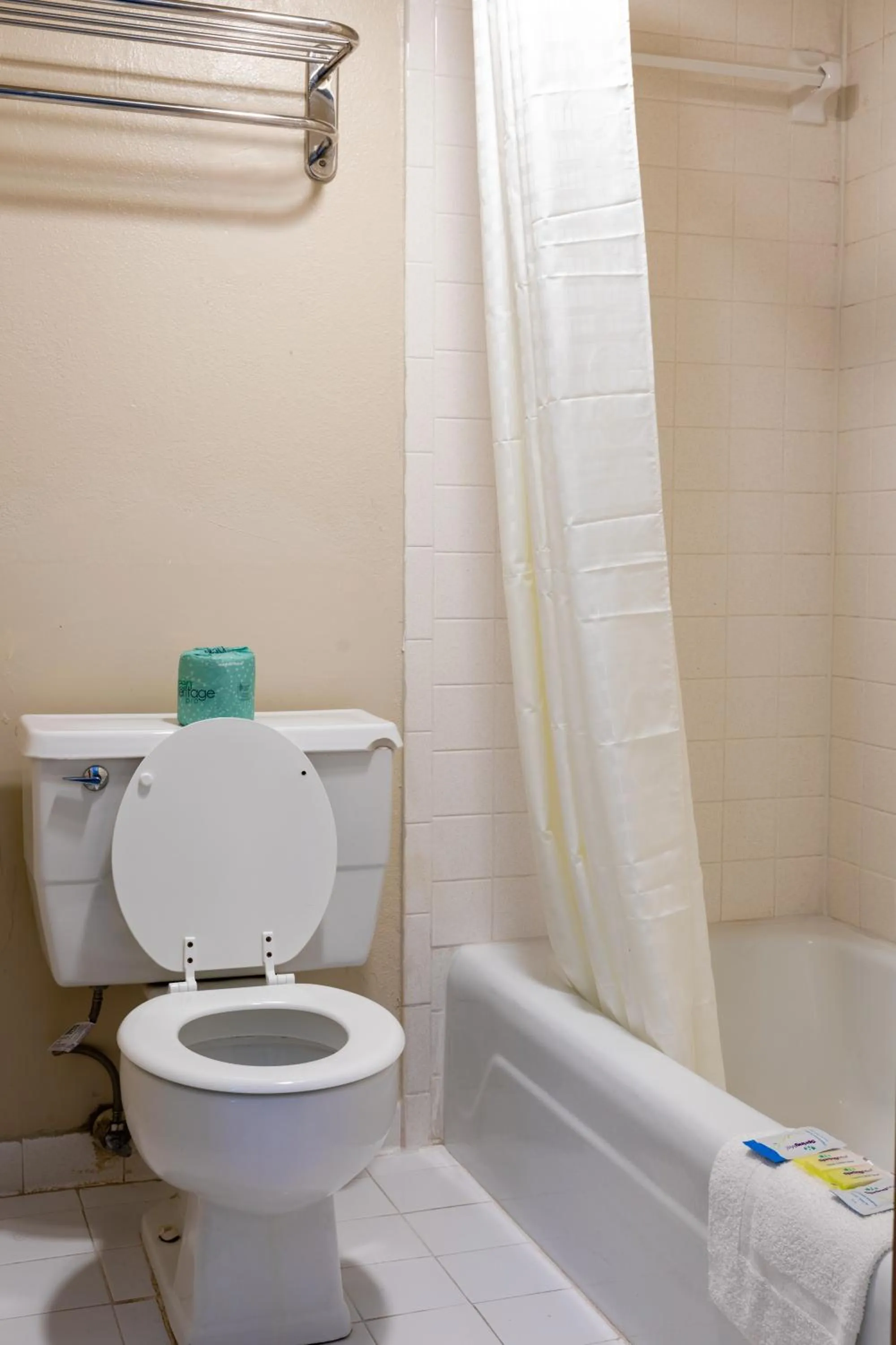 Bathroom in Country Hearth Inn & Suites Marietta