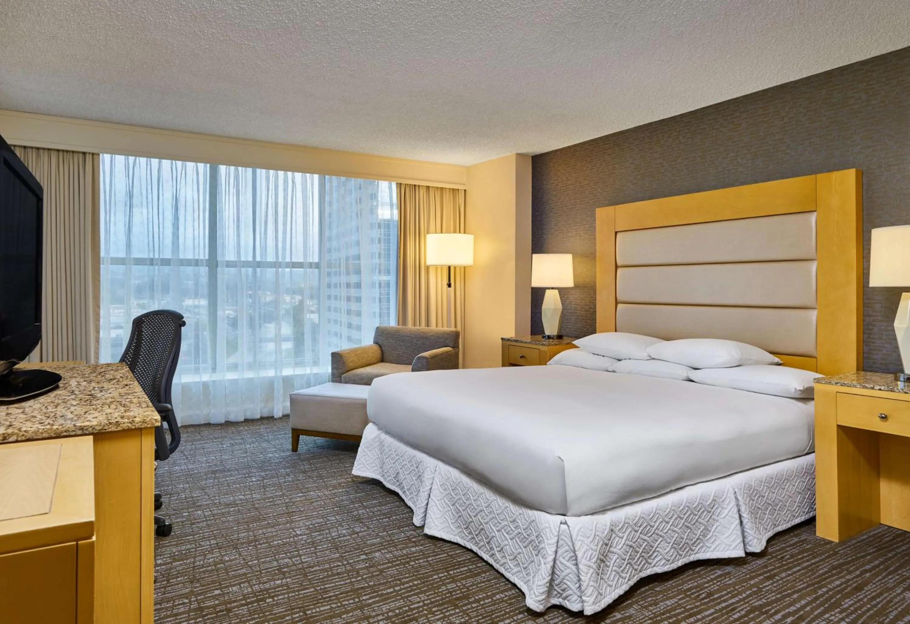 Bedroom, Bed in Hilton Los Angeles North-Glendale & Executive Meeting Center