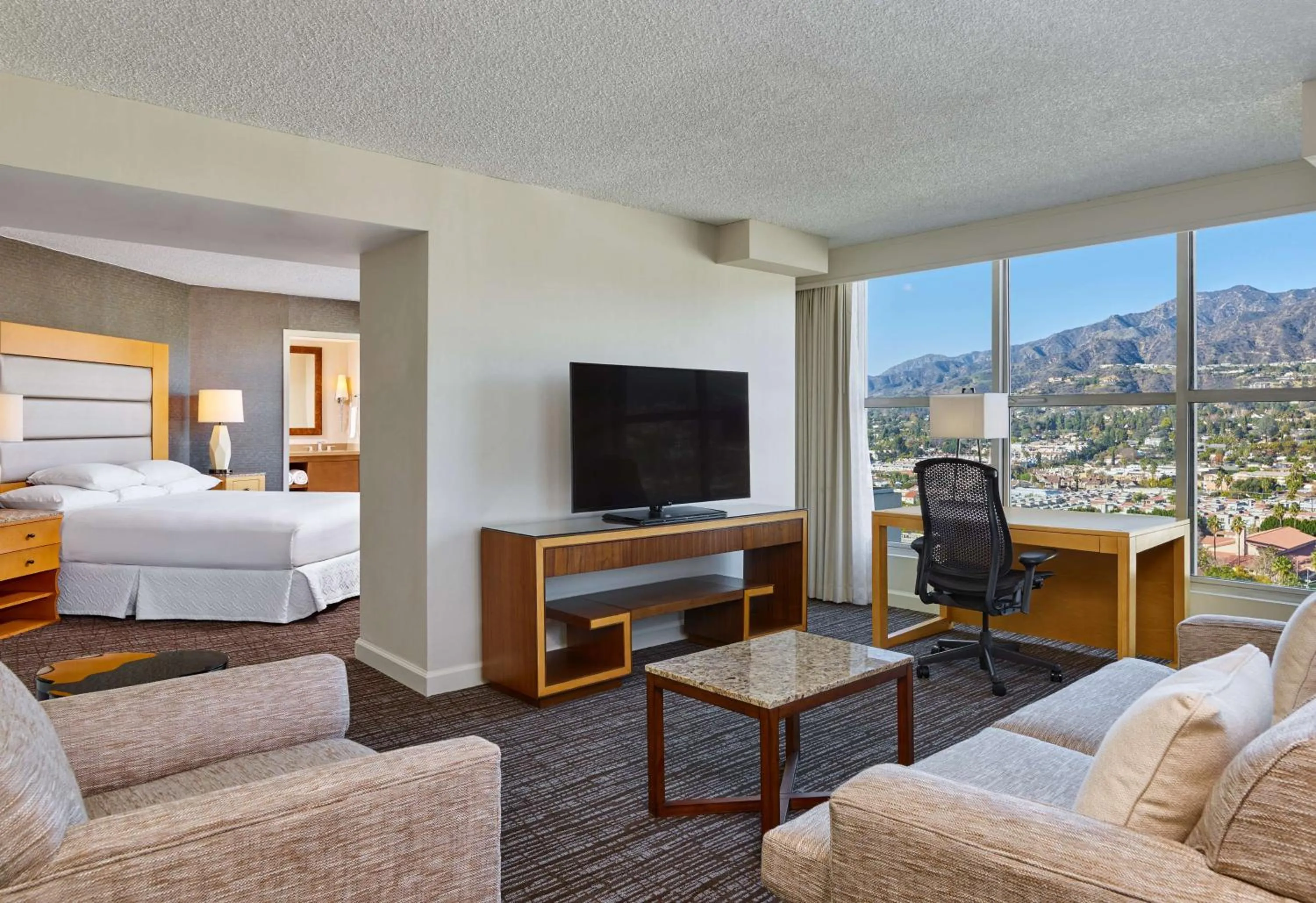 Living room, Bed in Hilton Los Angeles North-Glendale & Executive Meeting Center