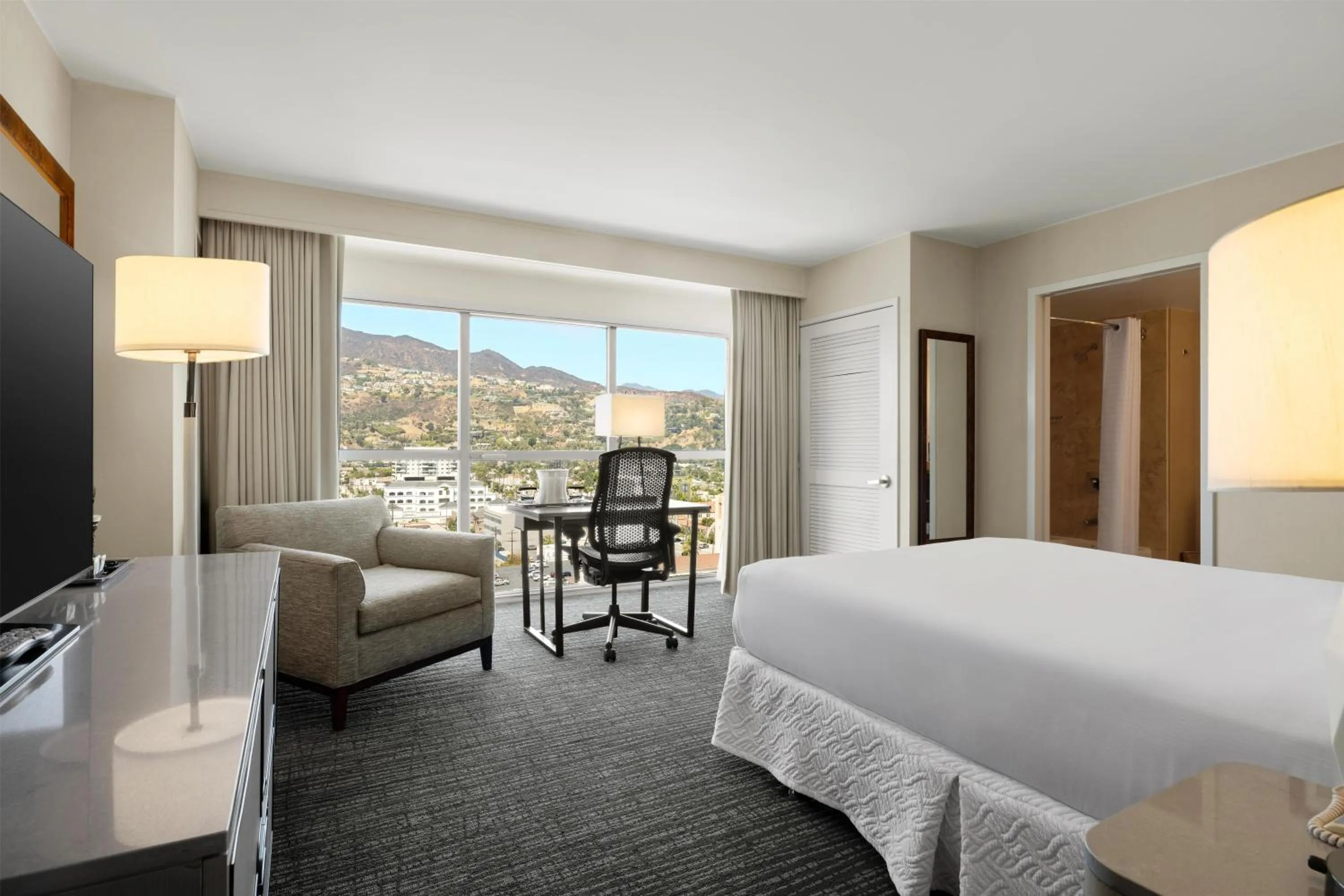 Bedroom, Bed in Hilton Los Angeles North-Glendale & Executive Meeting Center