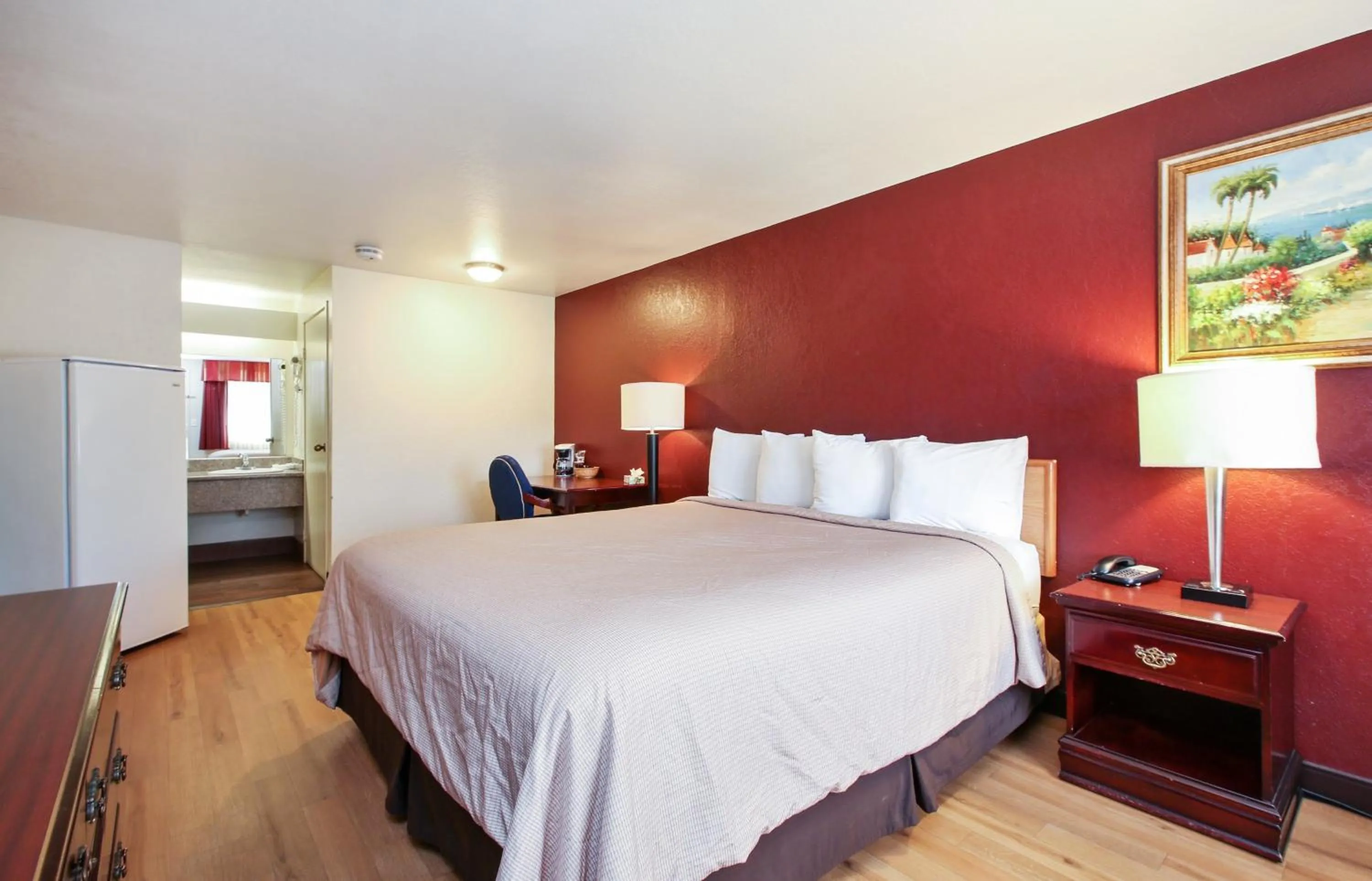 Photo of the whole room, Bed in Red Roof Inn Lompoc