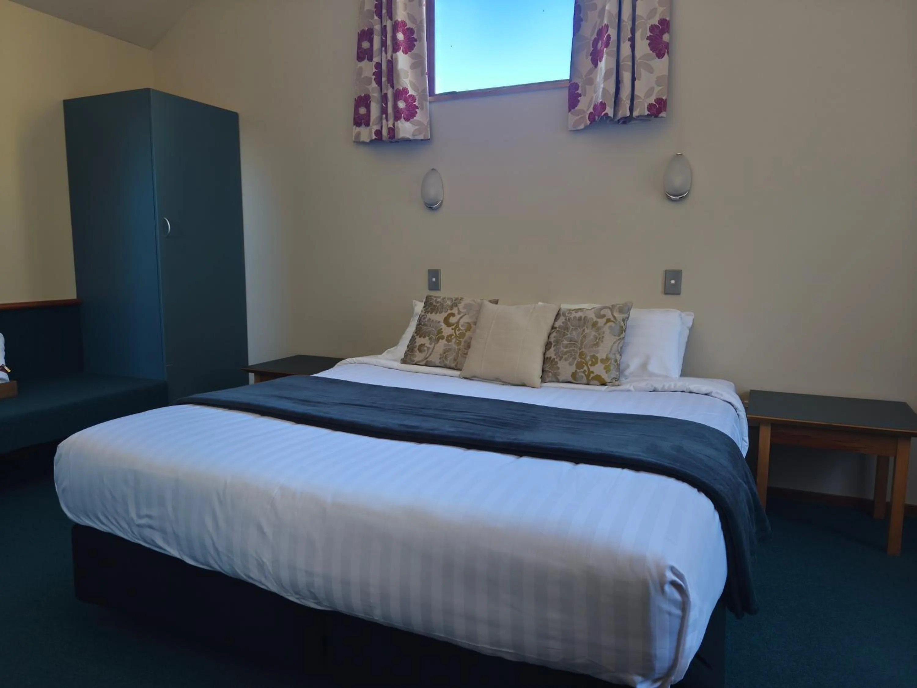 Bed in Aspen Lodge Motel