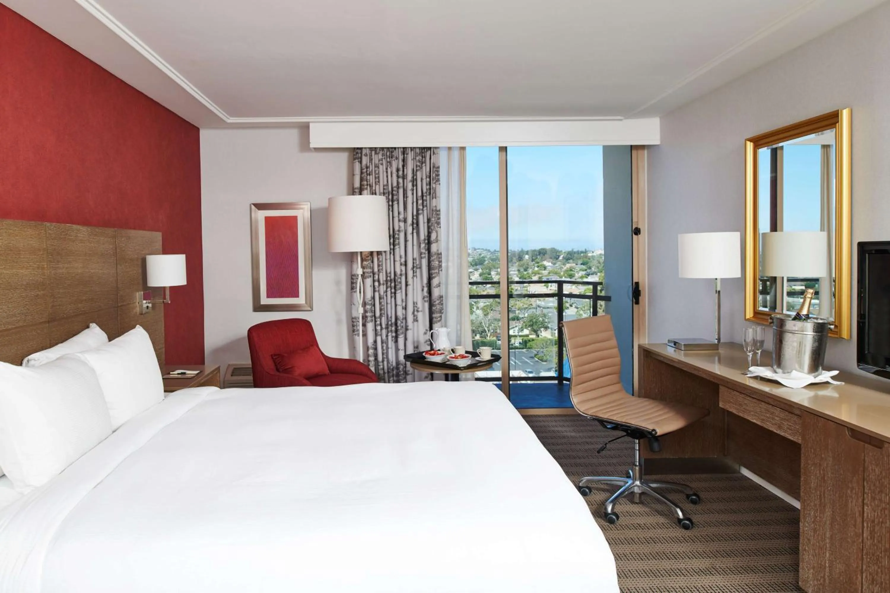 Bedroom, Bed in DoubleTree by Hilton Torrance - South Bay