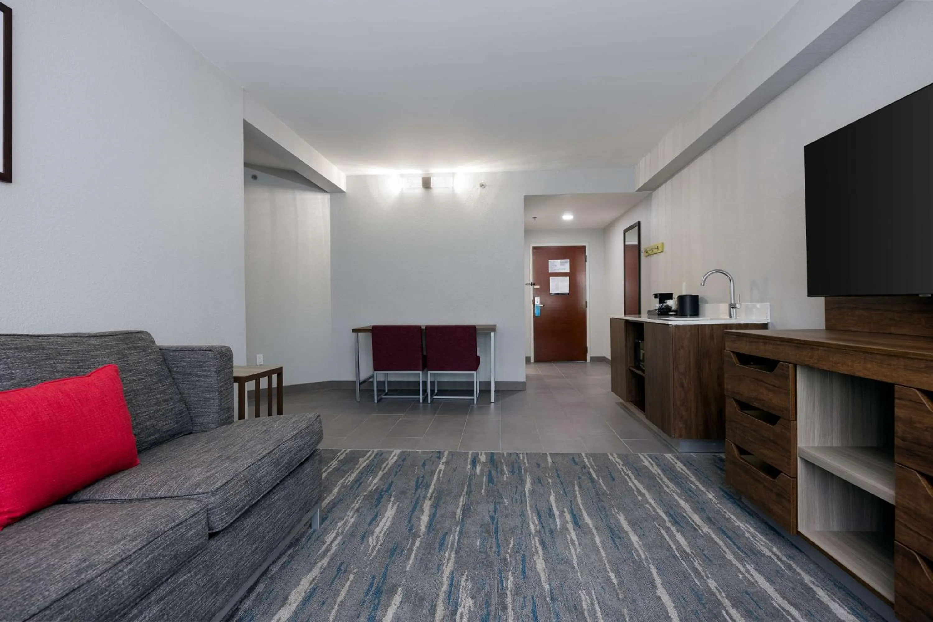 Bedroom in Hampton Inn & Suites Alpharetta Roswell