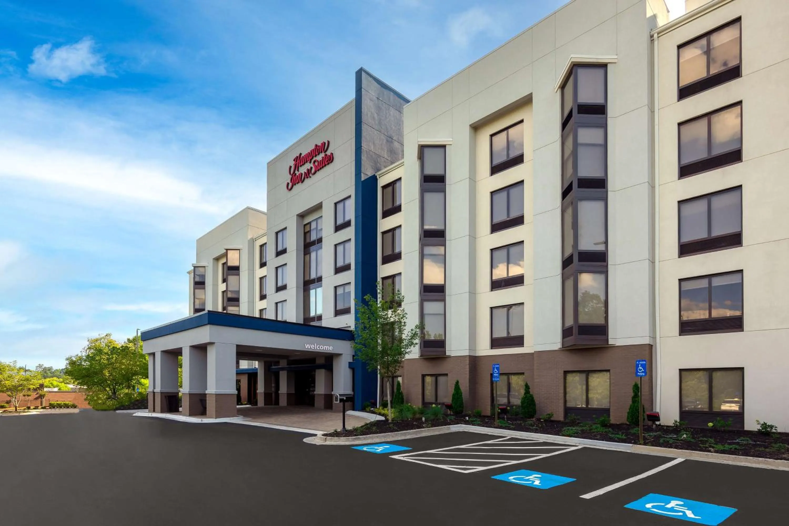Property building in Hampton Inn & Suites Alpharetta Roswell