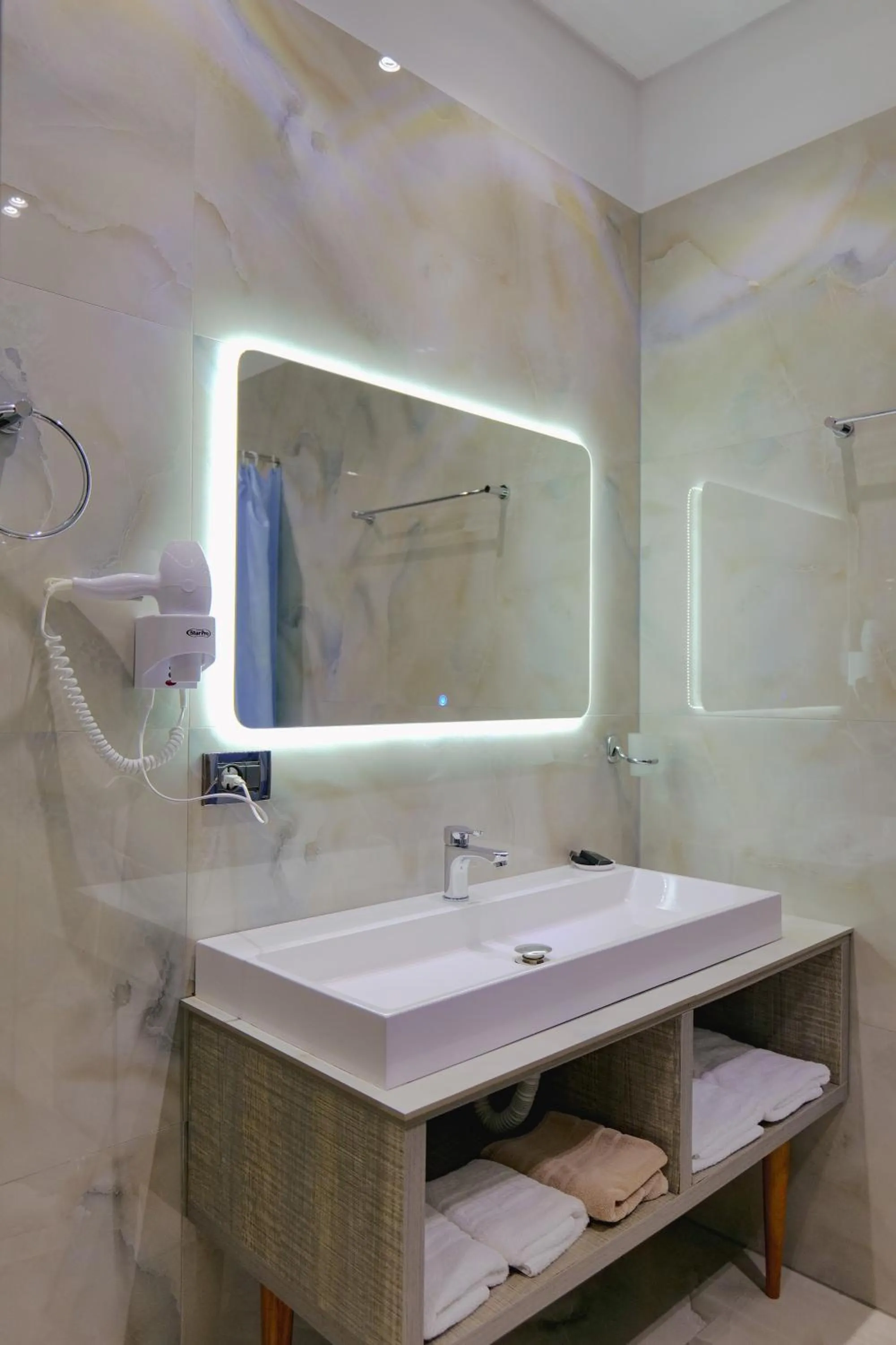 Shower in Asi Rooftop Hotel