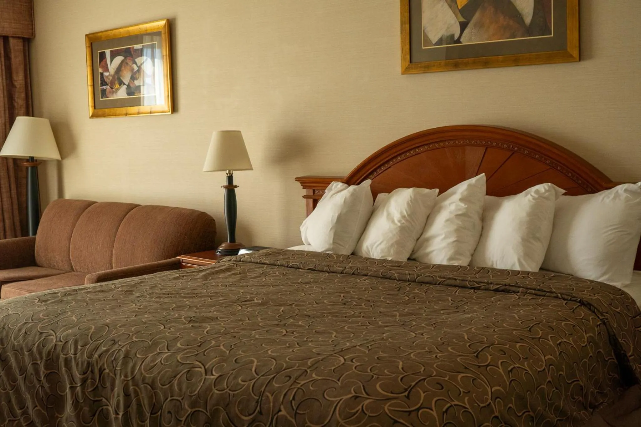 Bedroom, Bed in Hotel Topeka at City Center