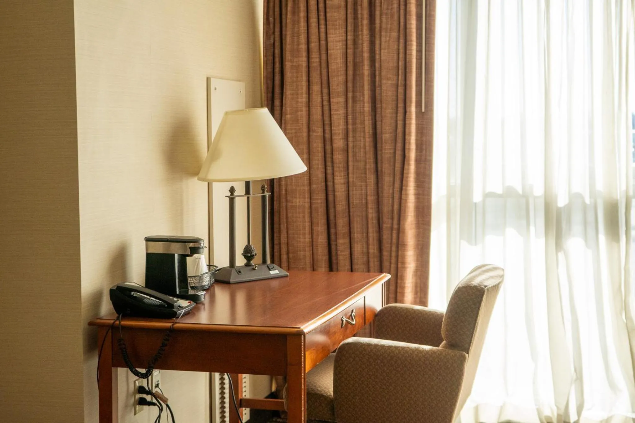 Seating area in Hotel Topeka at City Center