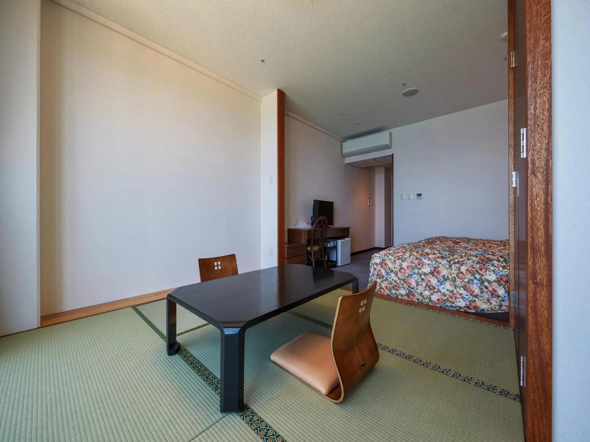 Photo of the whole room, Bed in Hotel Miyuki Beach