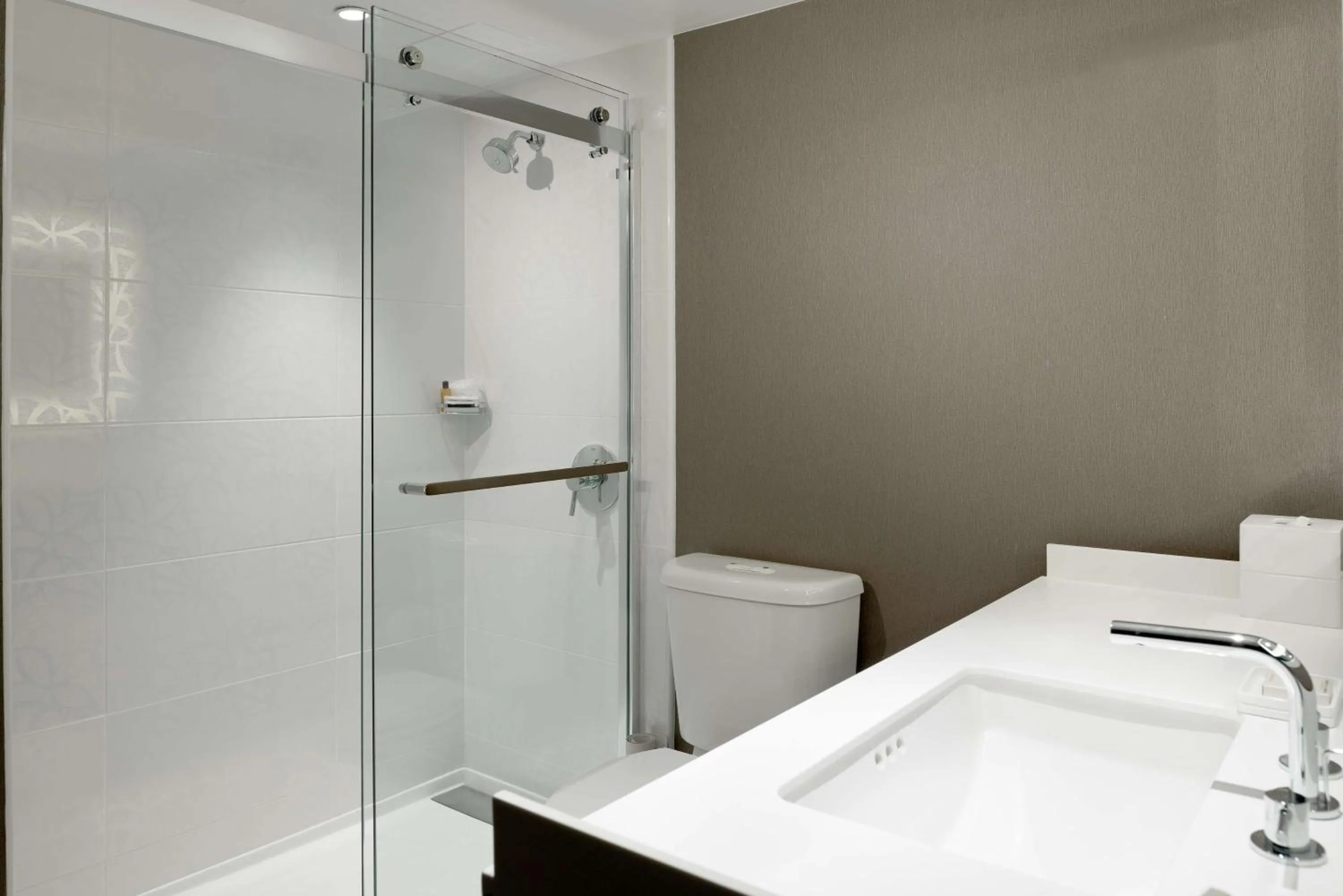 Premier Corner King Suite with City View in Hilton Woodland Hills/ Los Angeles