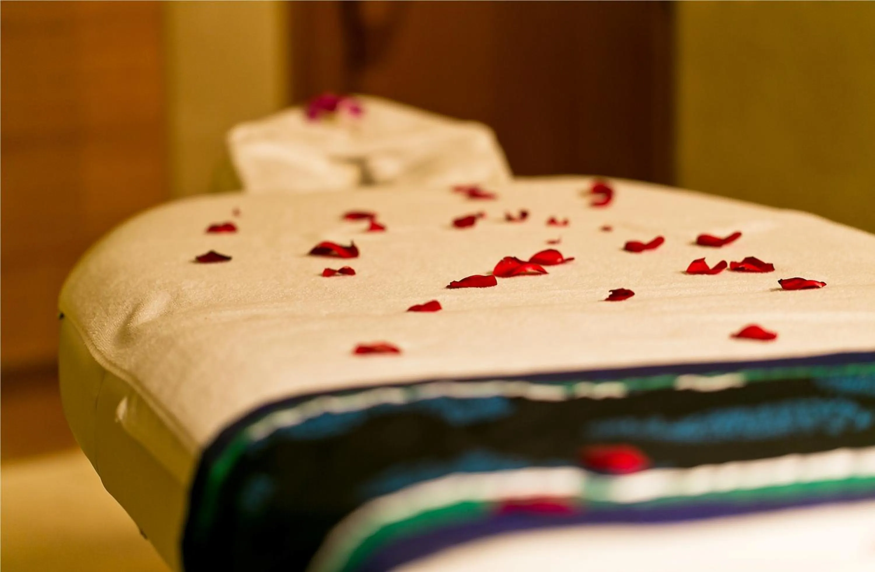 Spa and wellness centre/facilities, Bed in The Lalit Jaipur