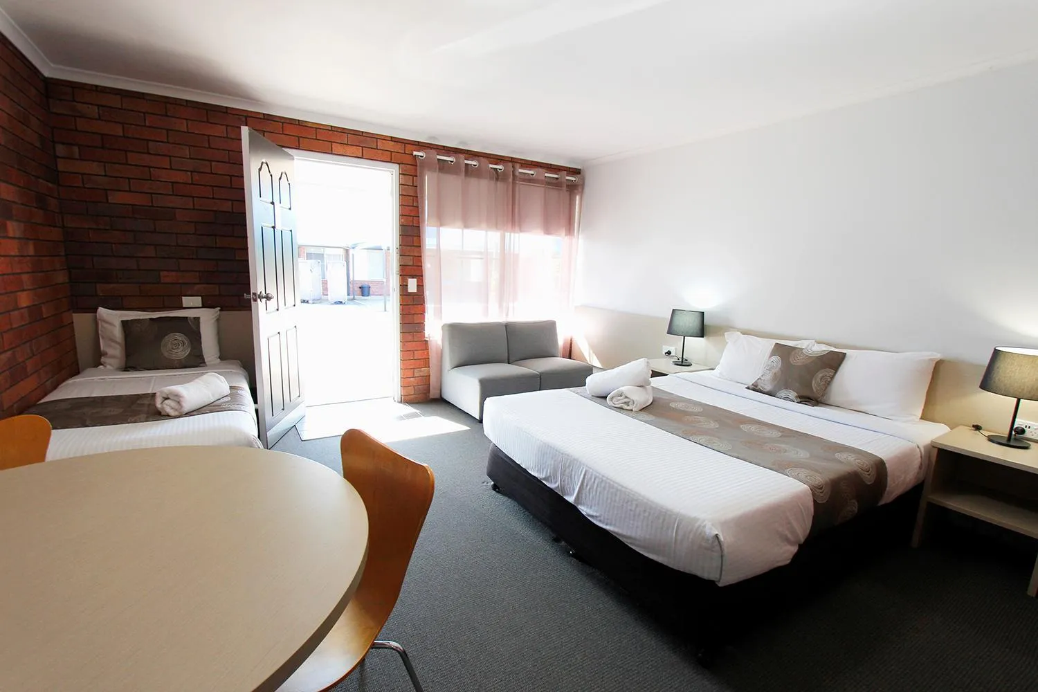 Bedroom, Bed in Blue Shades Motel