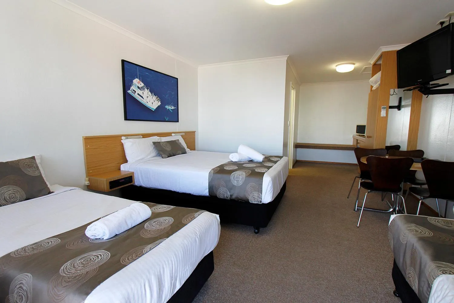 Bedroom, Bed in Blue Shades Motel