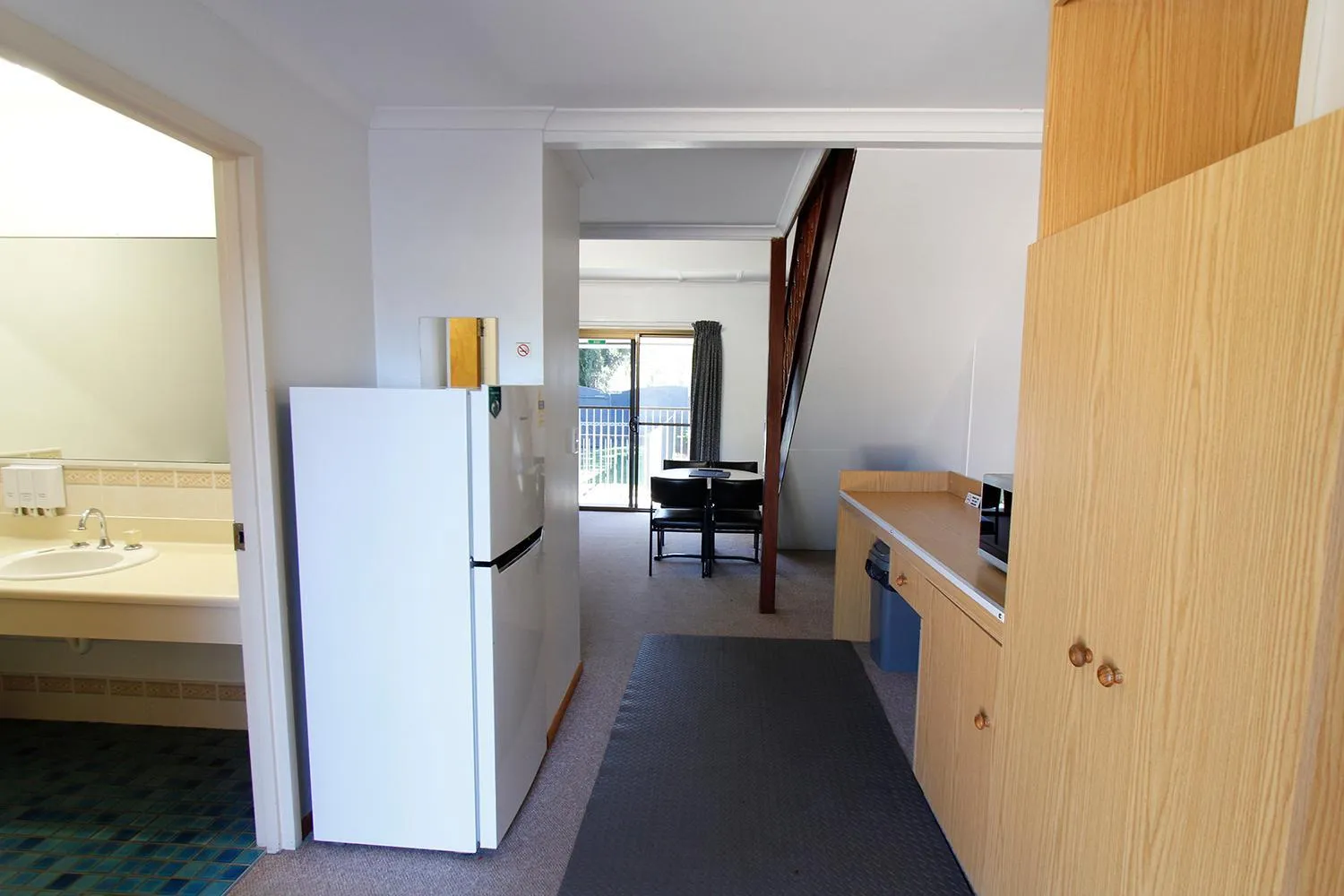 Kitchen or kitchenette in Blue Shades Motel