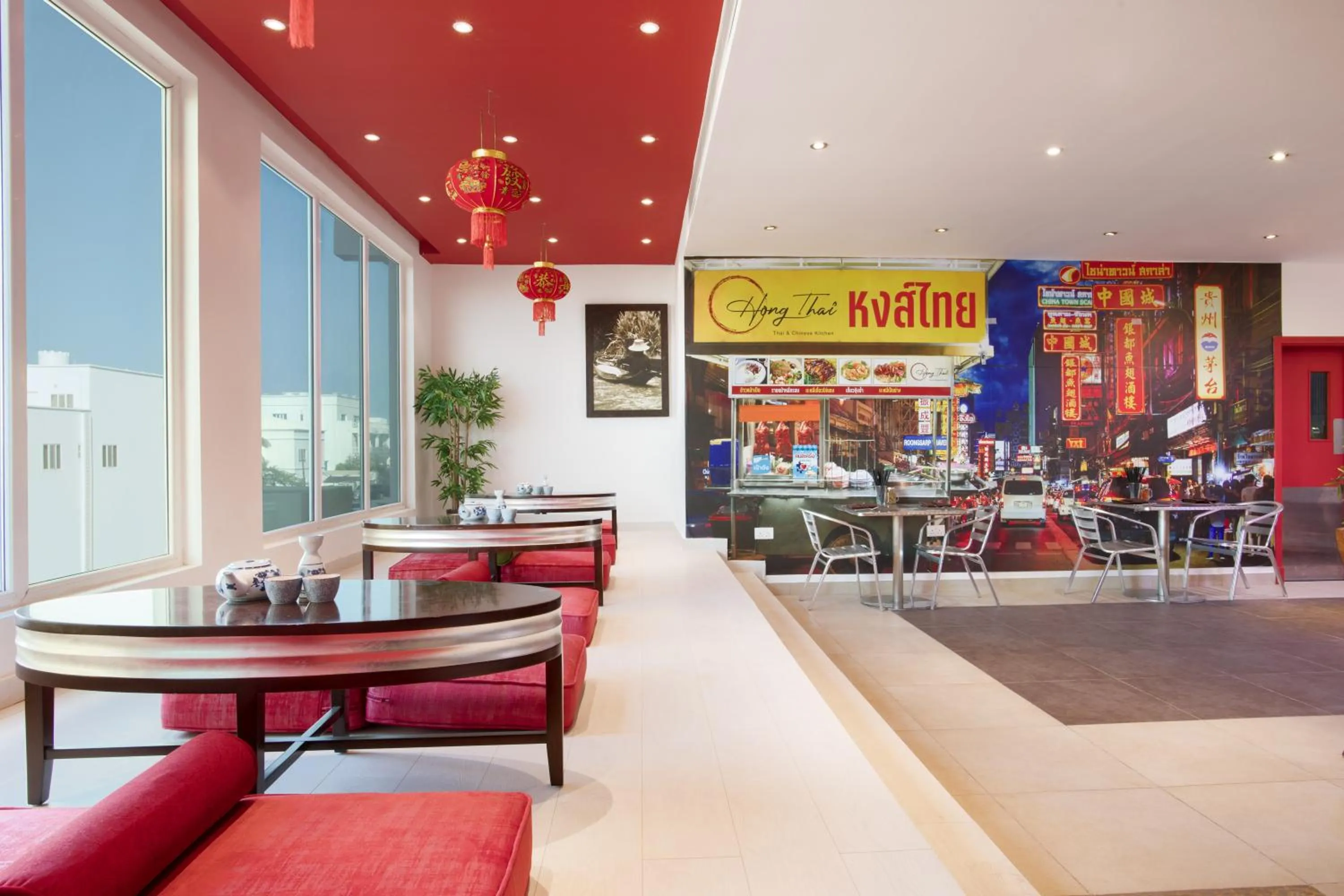 Restaurant/places to eat in Al Hail Waves Hotel Managed By Centara