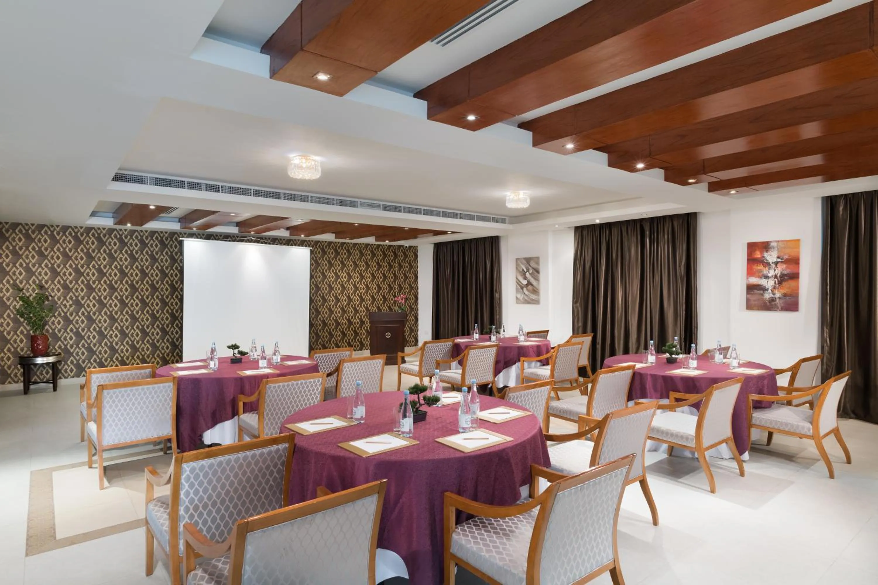 Restaurant/places to eat in Al Hail Waves Hotel Managed By Centara