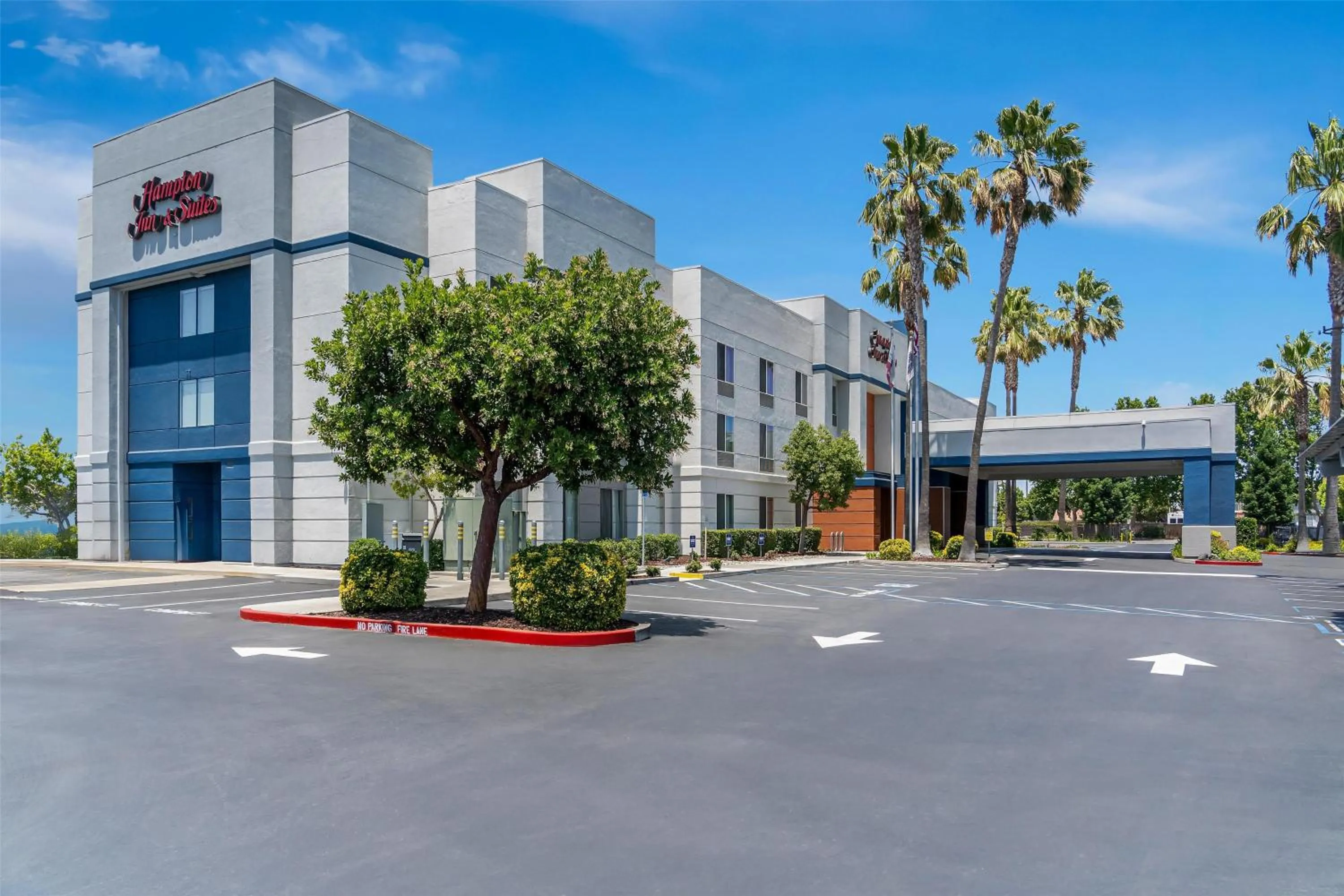 Property building in Hampton Inn & Suites Lathrop