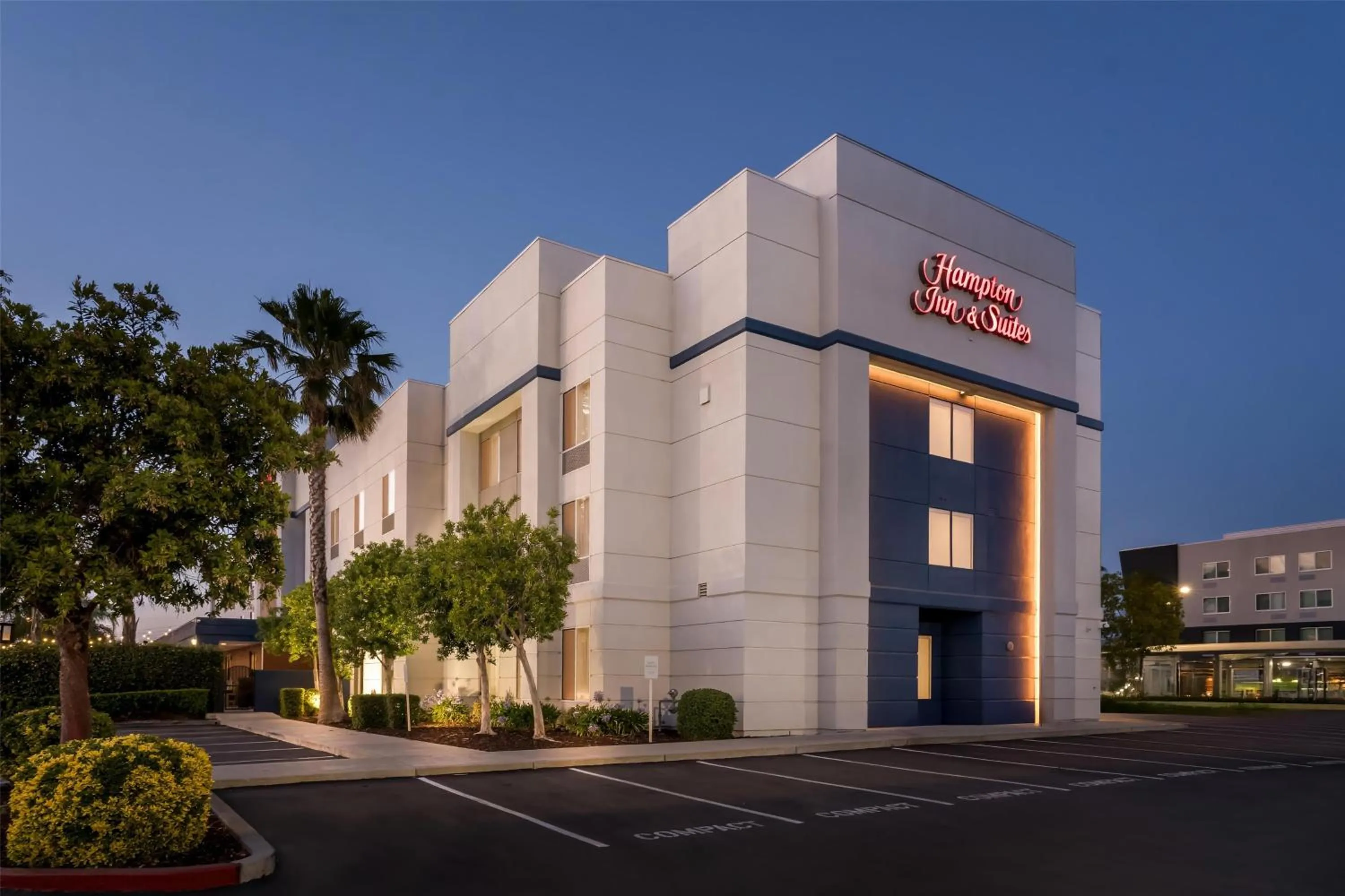 Property building in Hampton Inn & Suites Lathrop