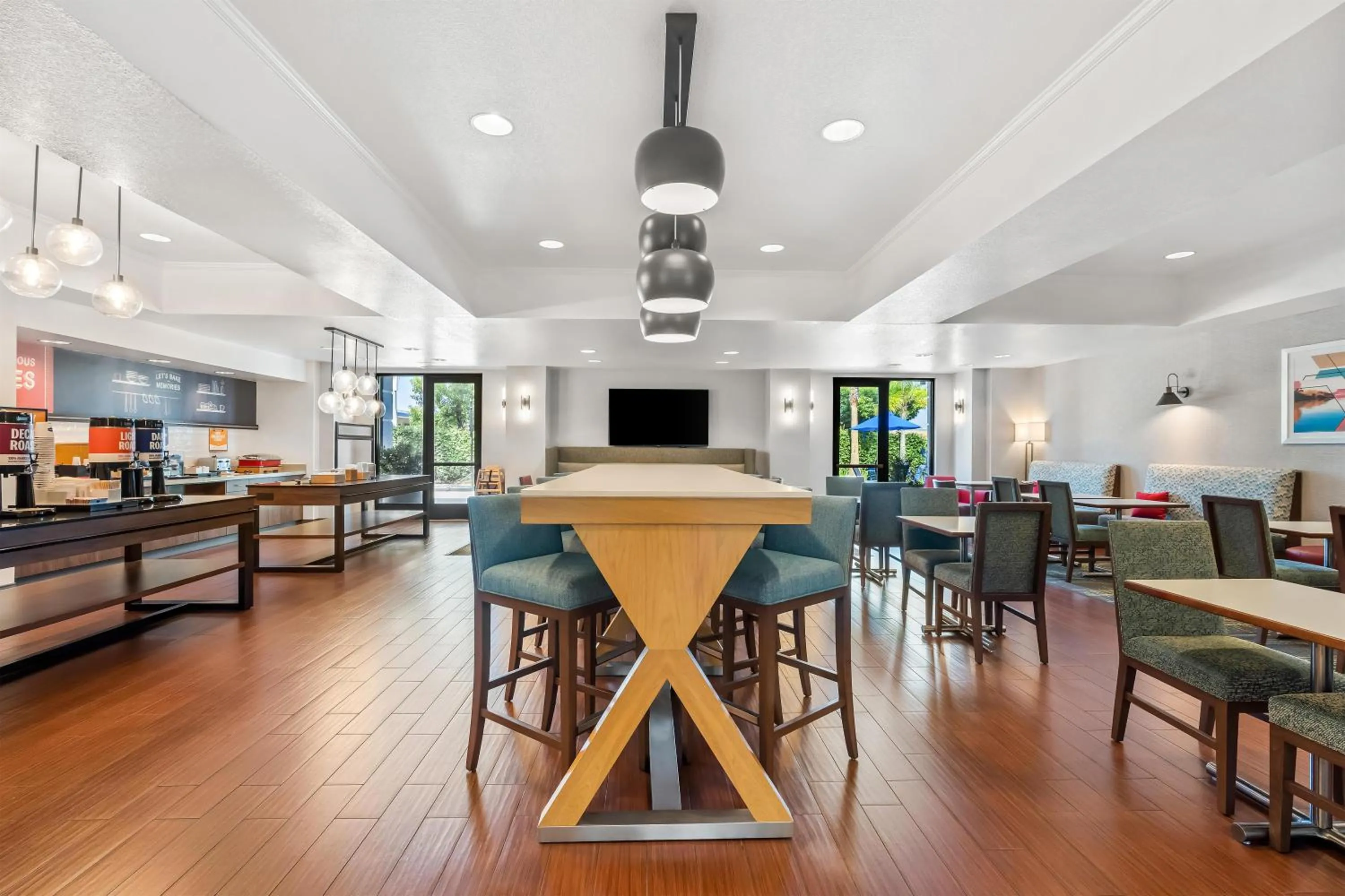 Breakfast in Hampton Inn & Suites Lathrop