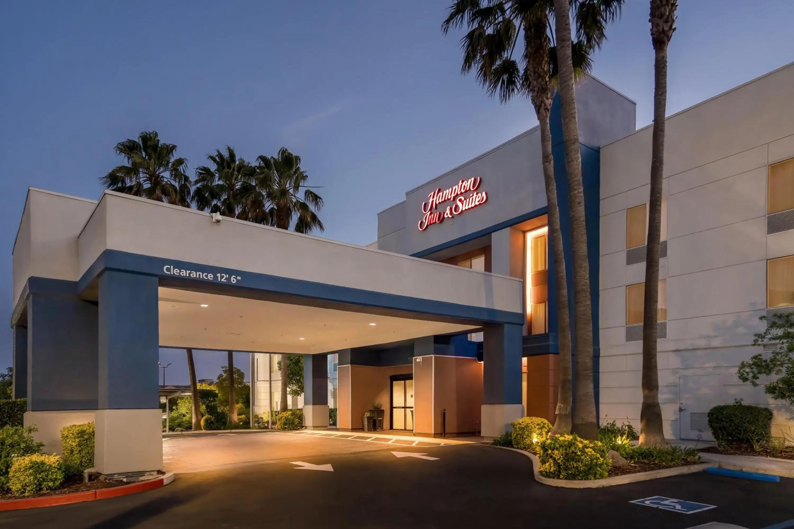 Property building in Hampton Inn & Suites Lathrop