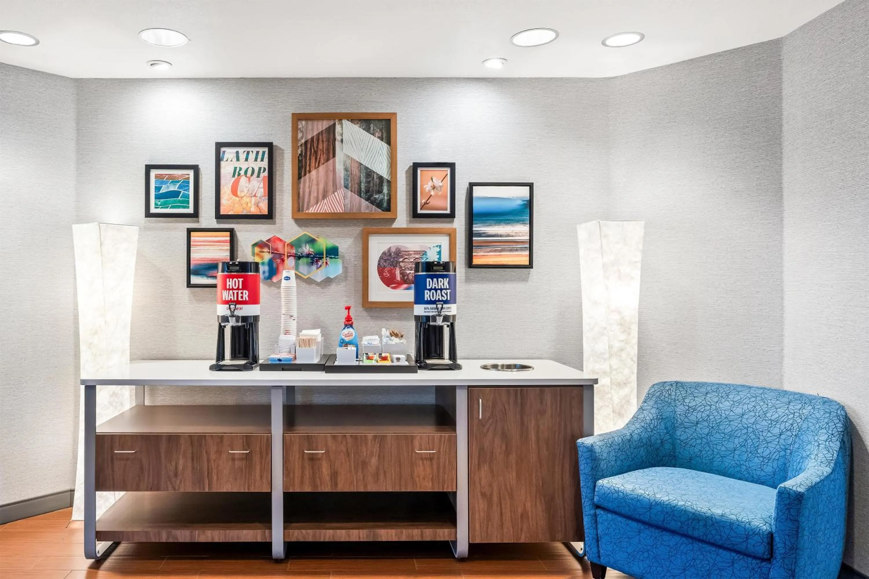 Dining area in Hampton Inn & Suites Lathrop