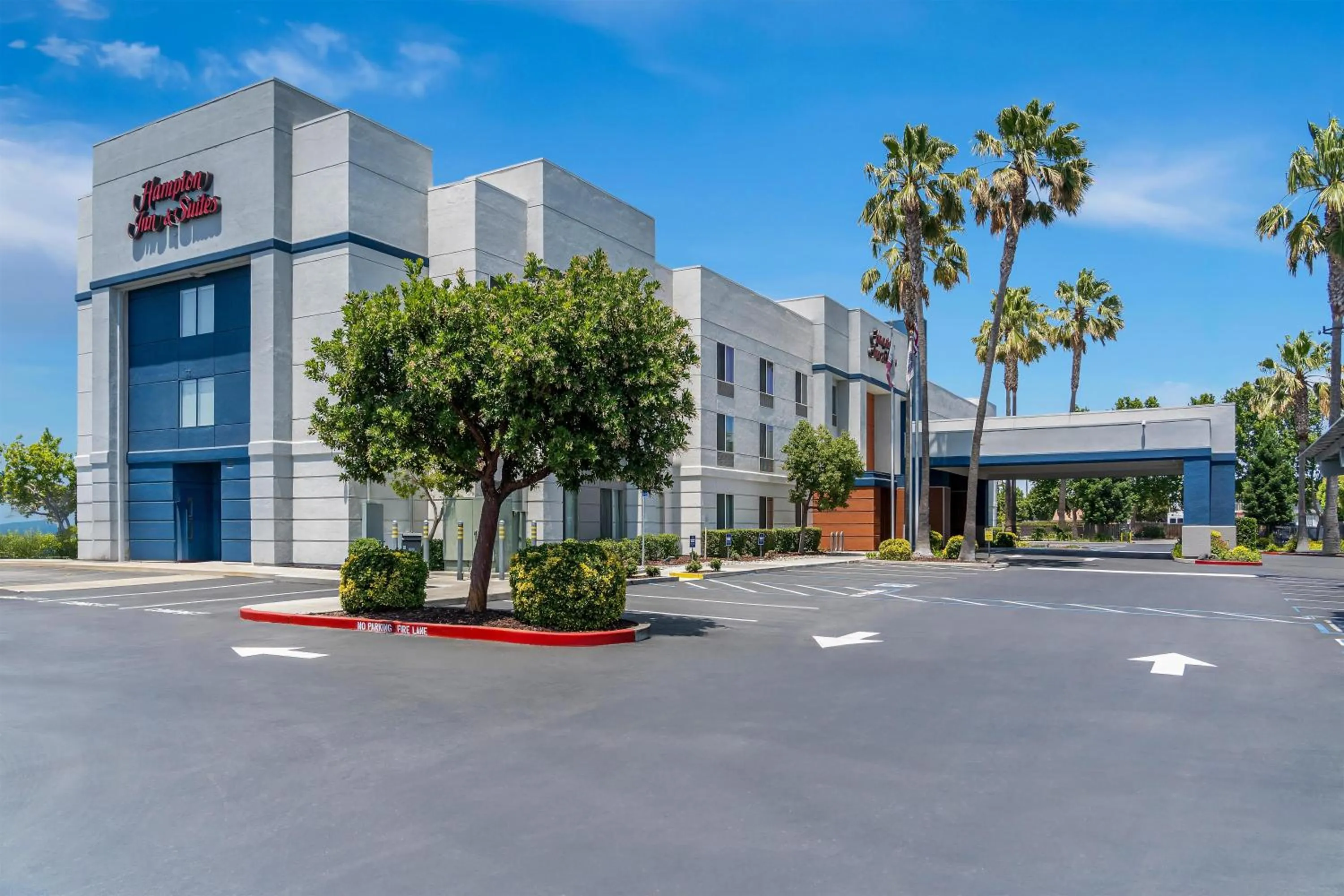 Property building in Hampton Inn & Suites Lathrop