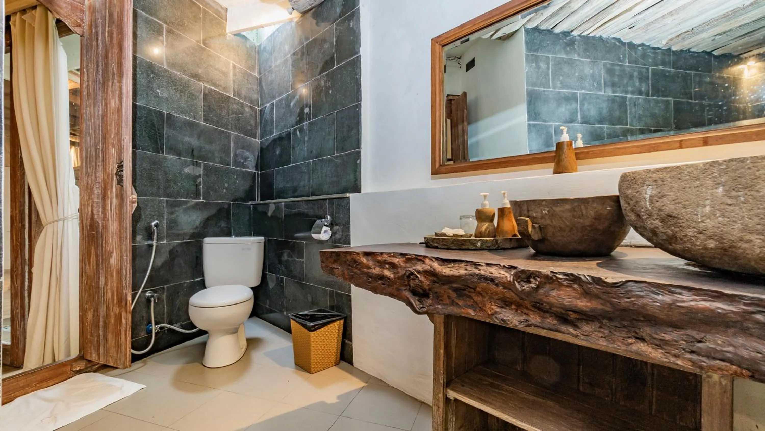 Shower in Umah Tis Sebatu