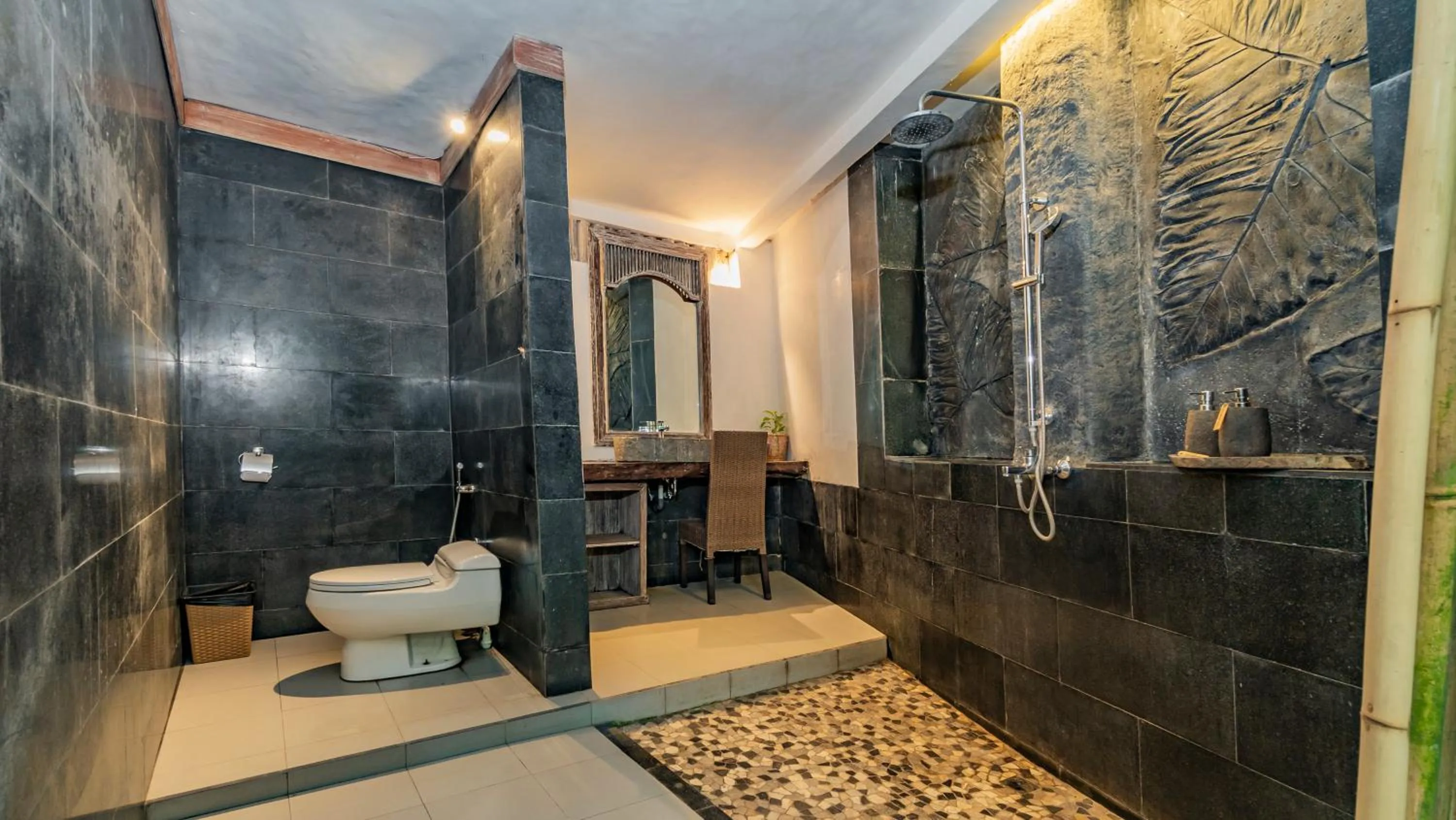 Shower in Umah Tis Sebatu