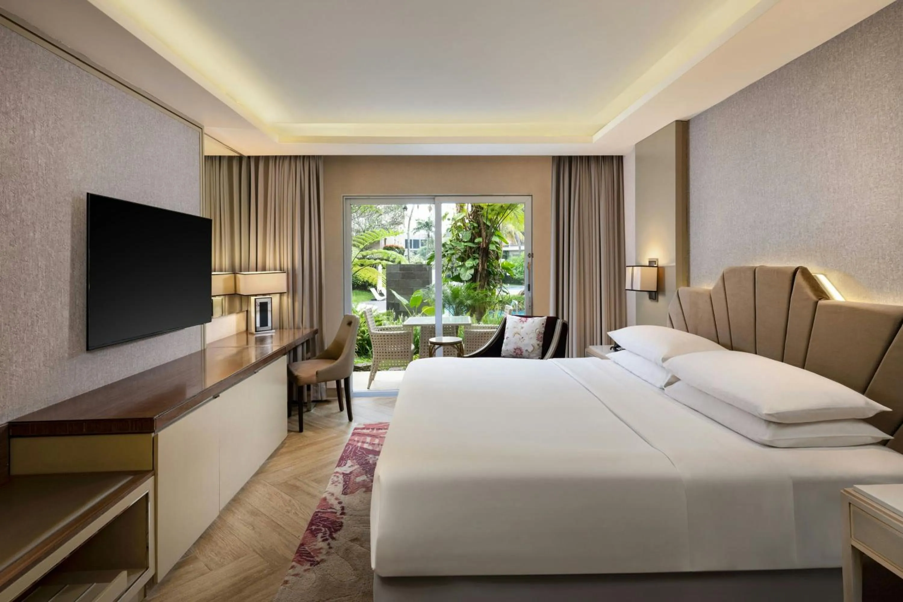 Swimming pool, Bed in Sheraton Bandung Hotel & Towers