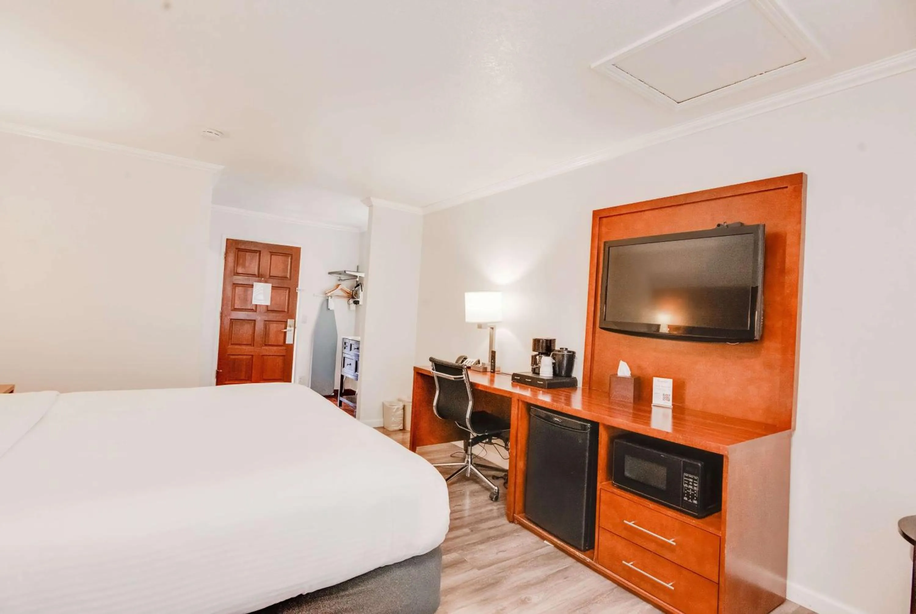 Photo of the whole room, Bed in Ramada by Wyndham Mountain View