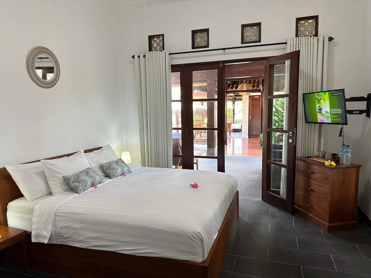 Bed in Bale Solah Lombok Holiday Resort