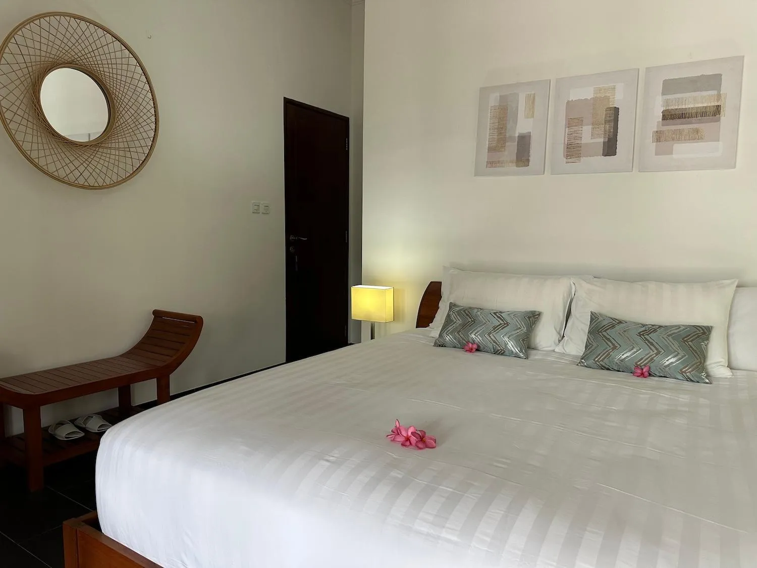 Bed in Bale Solah Lombok Holiday Resort