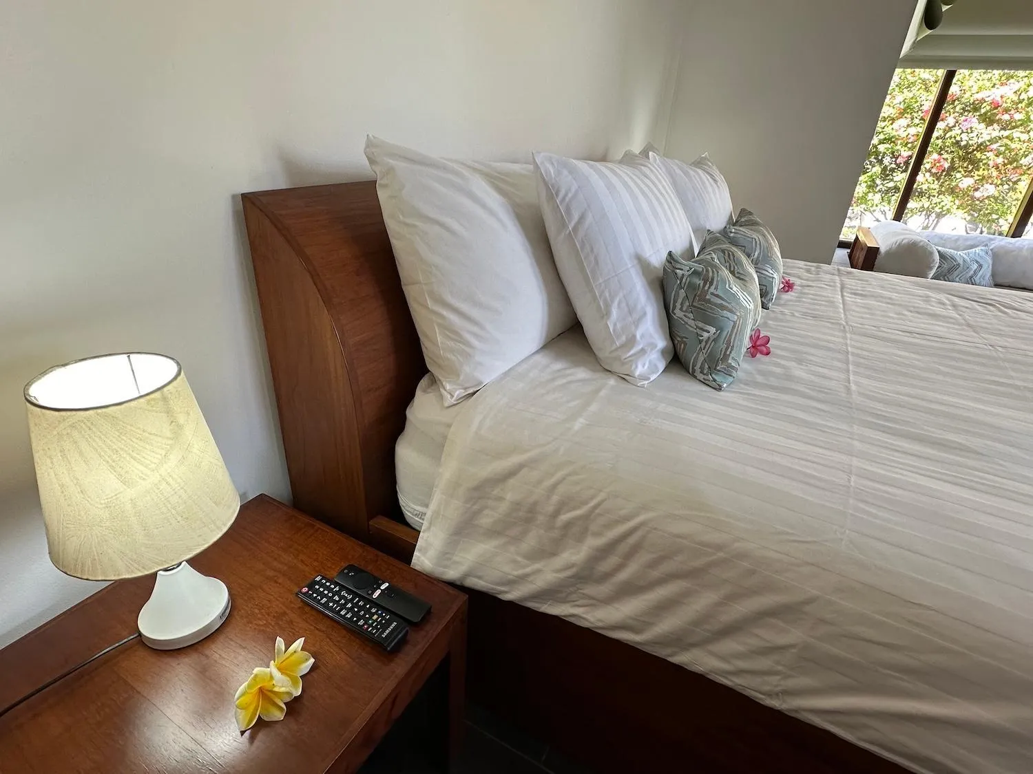 Bed in Bale Solah Lombok Holiday Resort