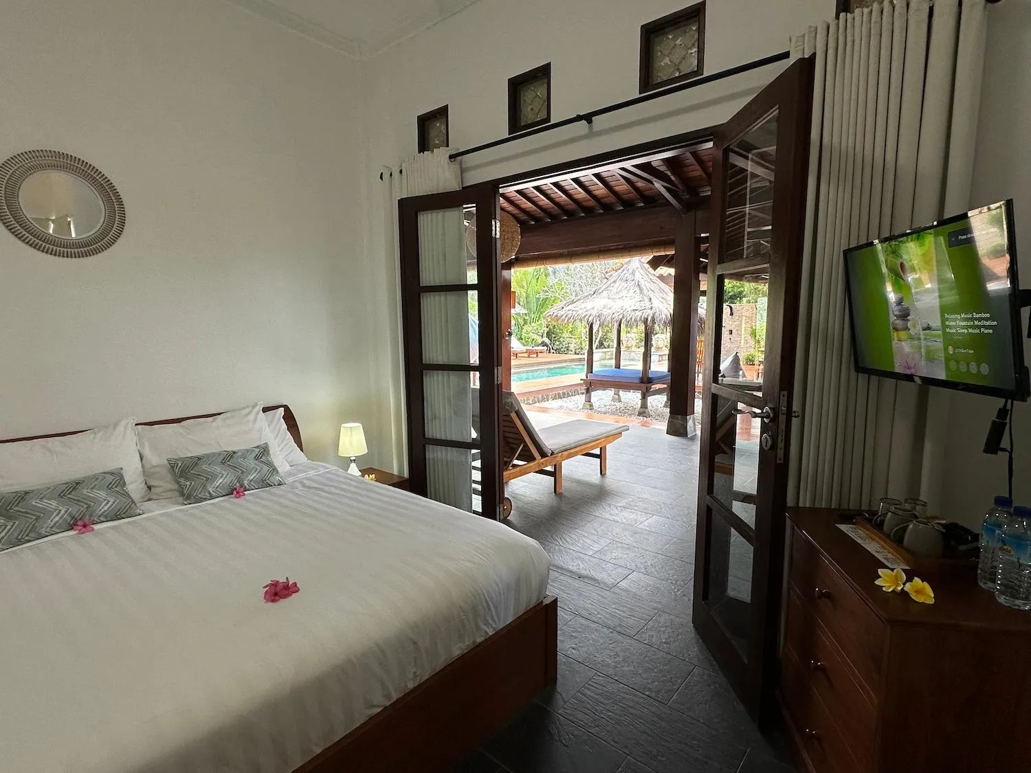 Bed in Bale Solah Lombok Holiday Resort