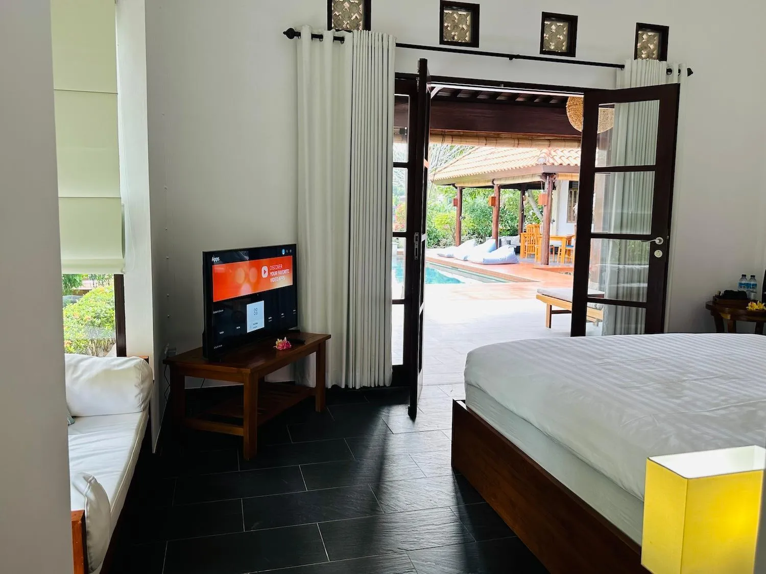 Bed in Bale Solah Lombok Holiday Resort