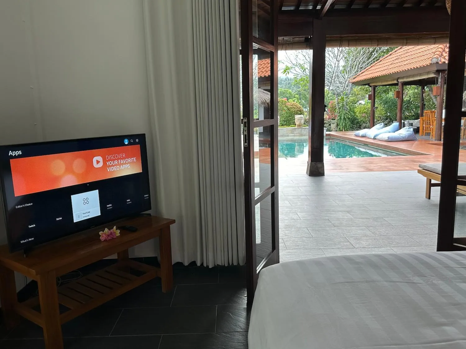 Bed in Bale Solah Lombok Holiday Resort