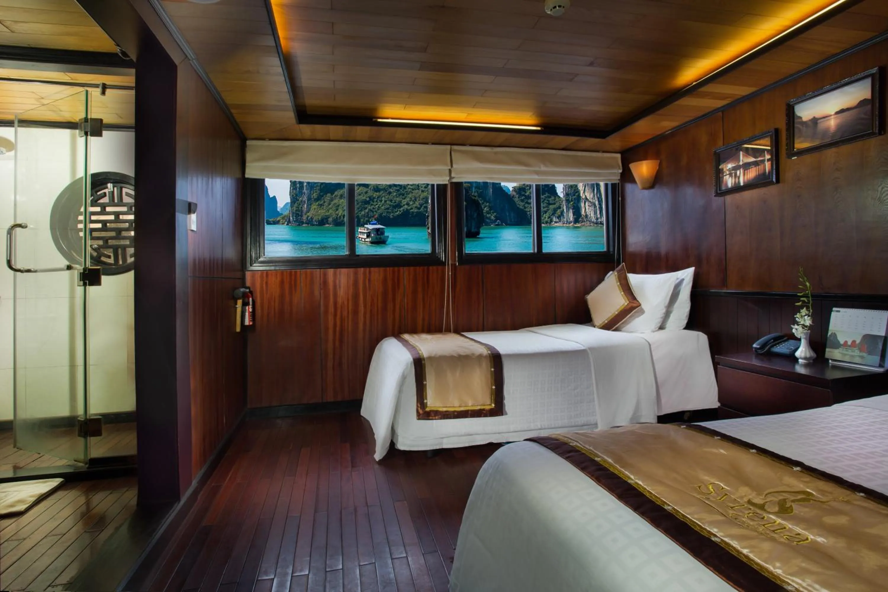 Photo of the whole room, Bed in Syrena Cruises