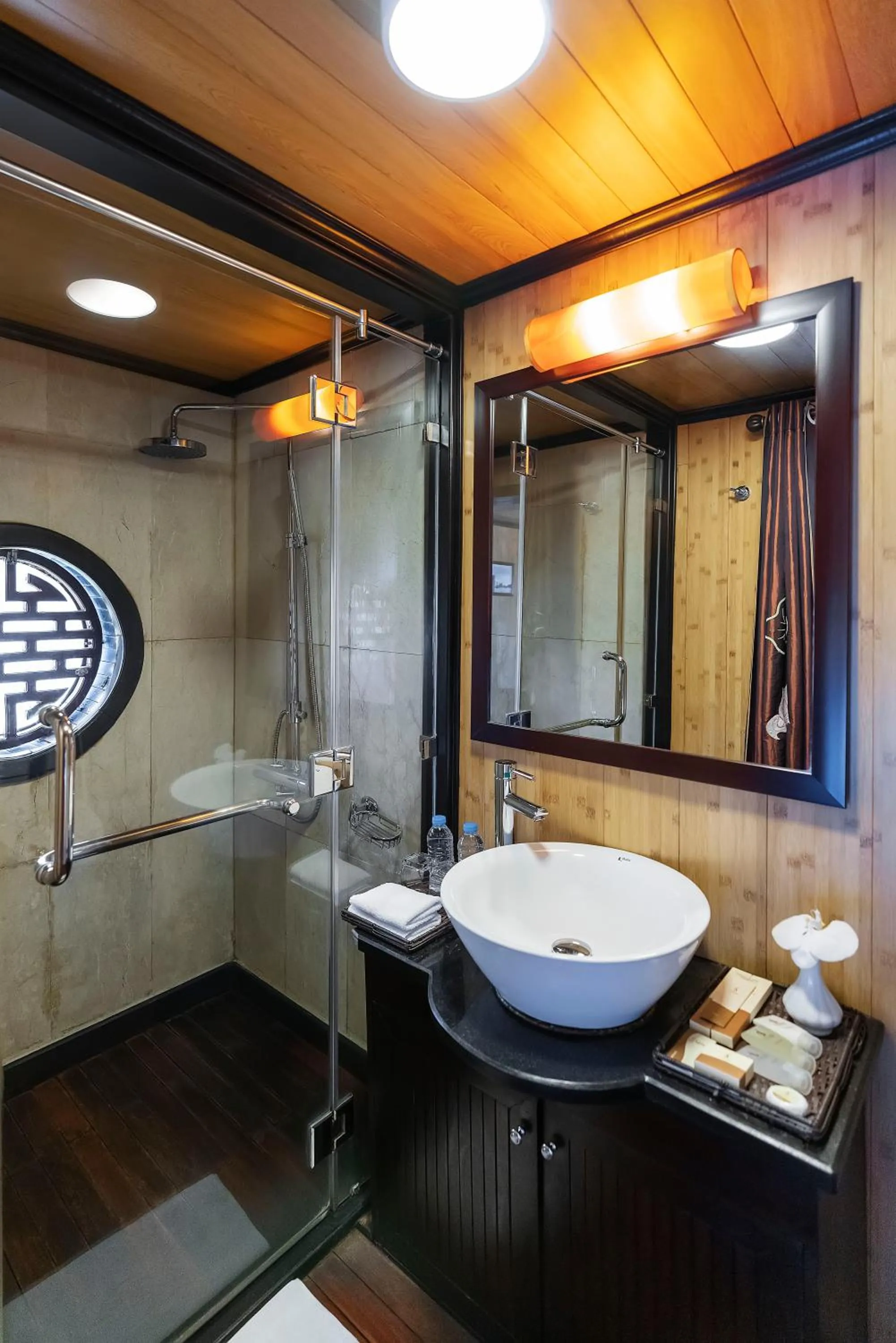 Bathroom in Syrena Cruises