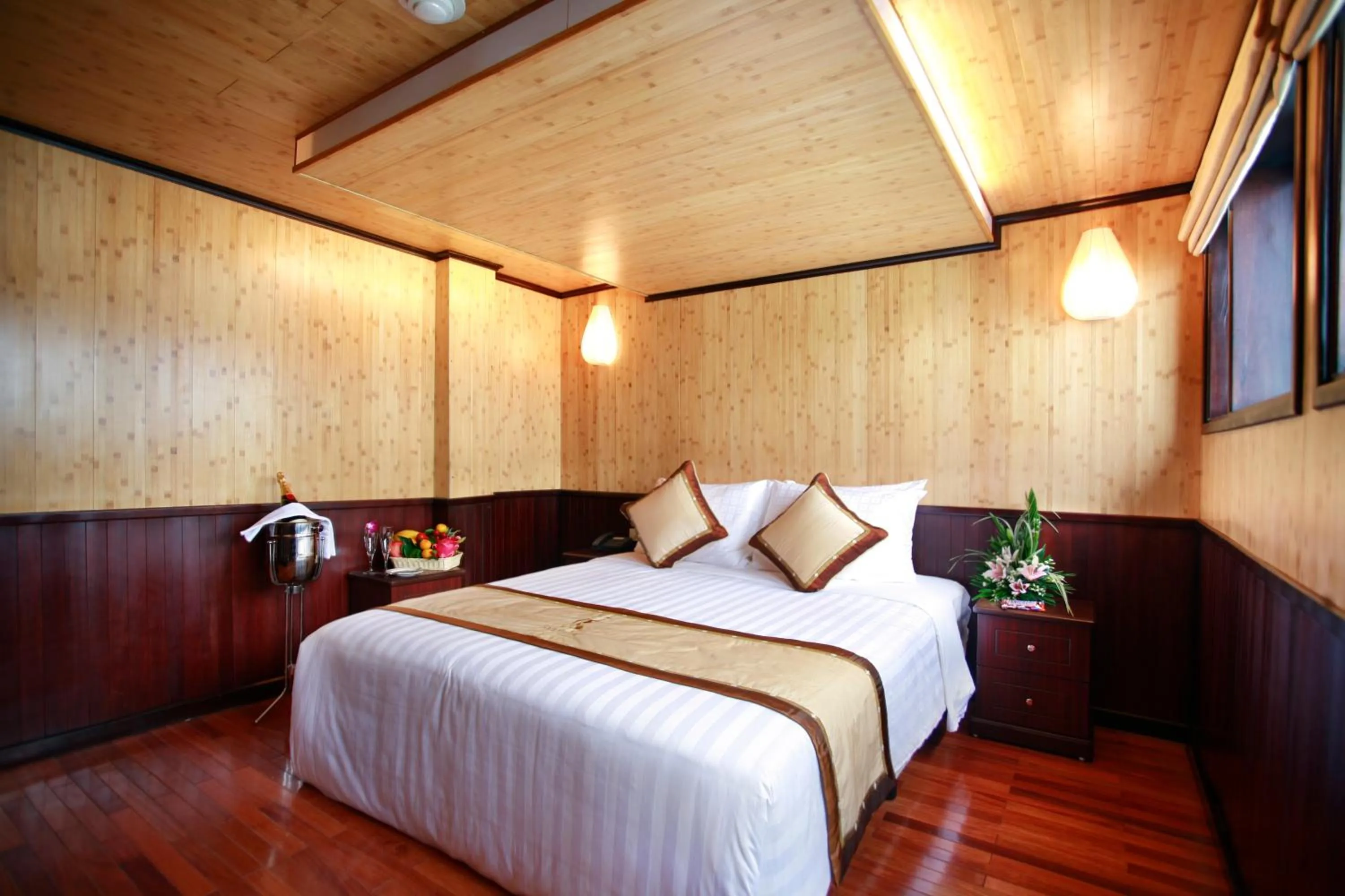 Photo of the whole room, Bed in Syrena Cruises