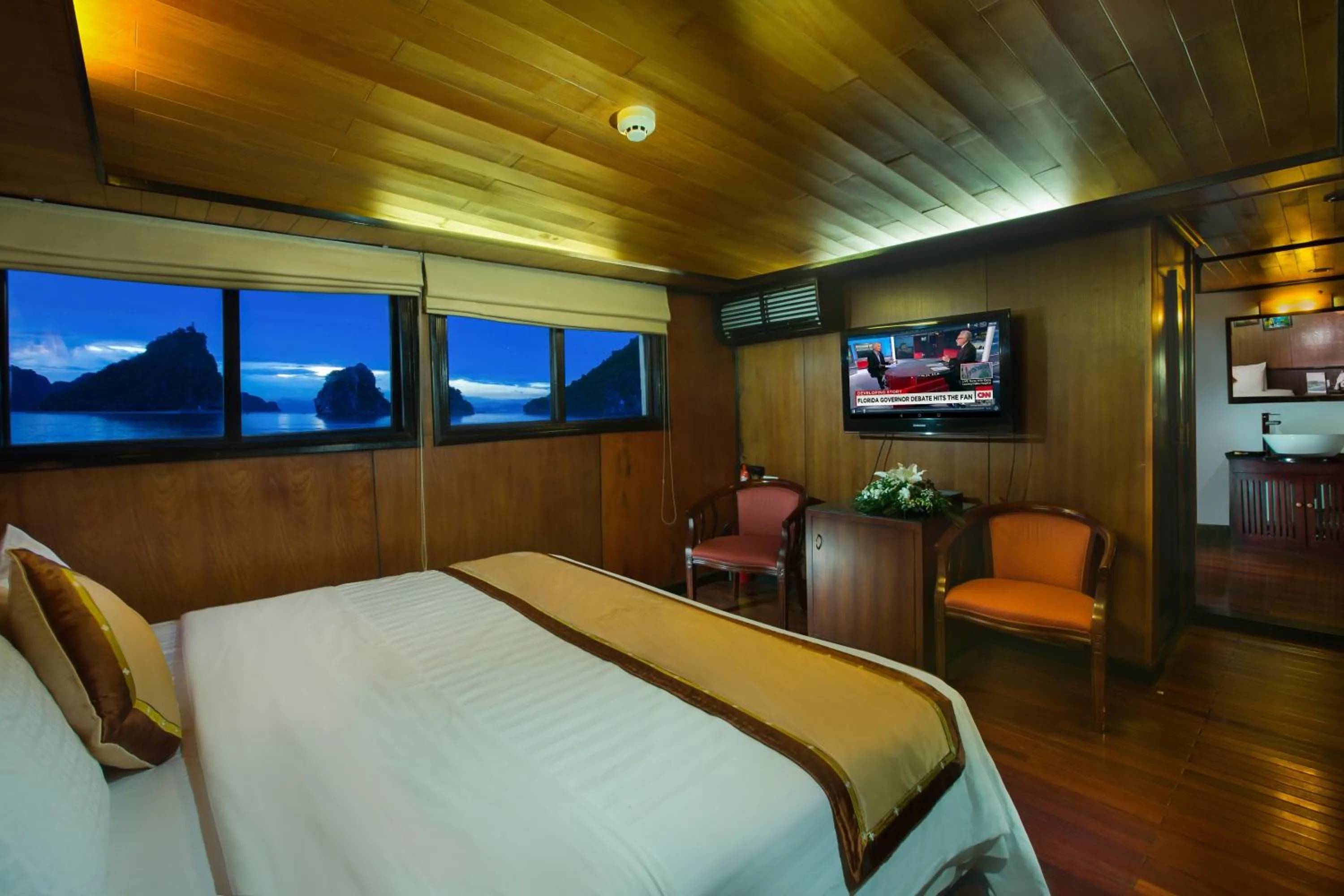 Photo of the whole room, Bed in Syrena Cruises